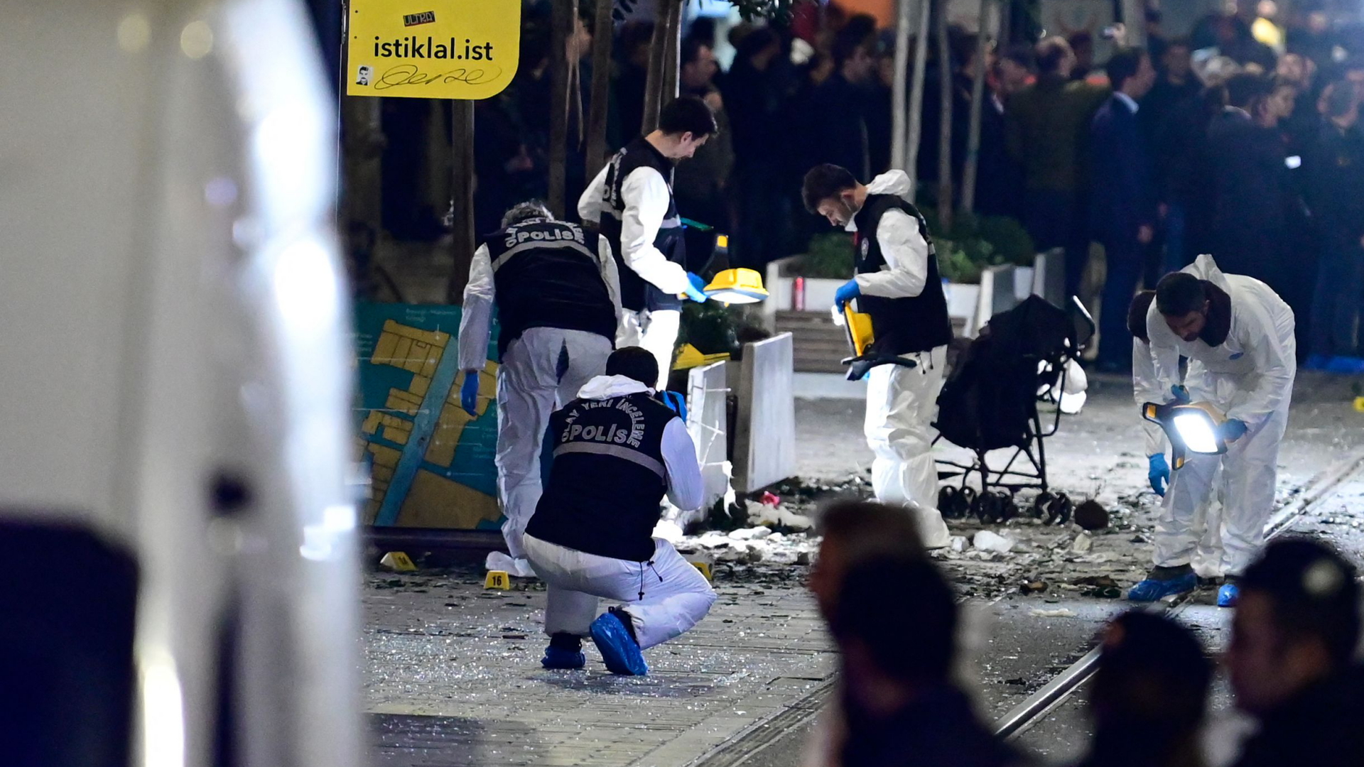 Kriminalpolizisten am Ort der Explosion in Istanbul am 13. November 2022. | AFP