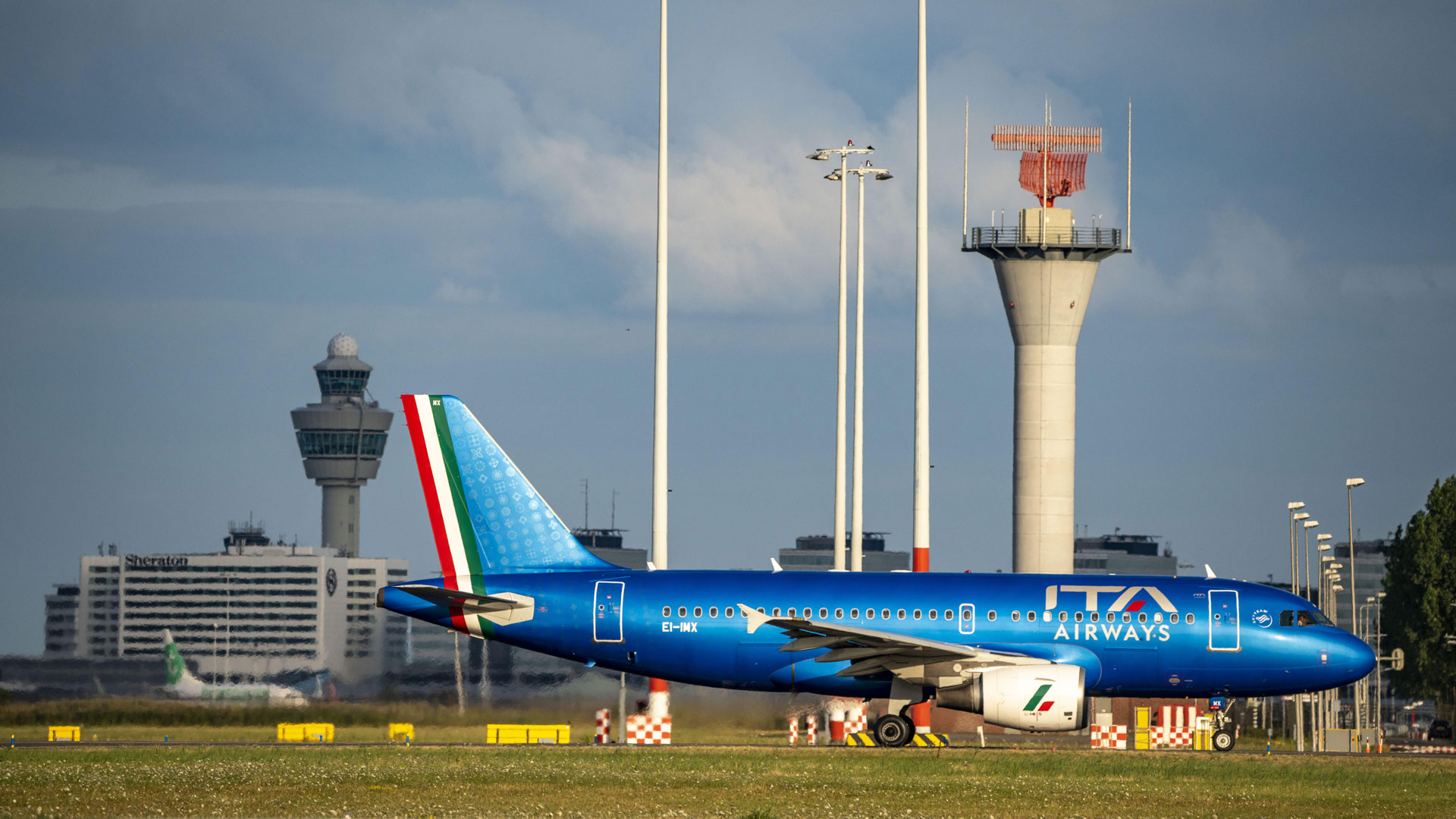 ITA Airways Airbus am Flughafen Amsterdam Shiphol. | picture alliance / Jochen Tack