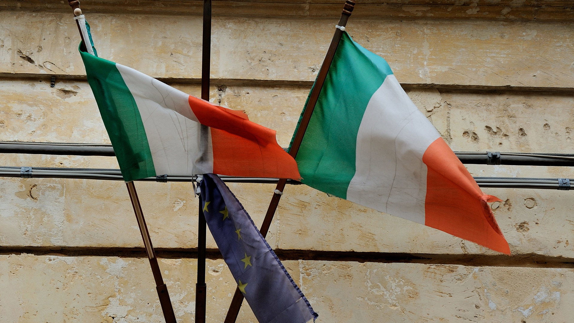 Flaggen der EU und Italiens | picture alliance / John Heeneman