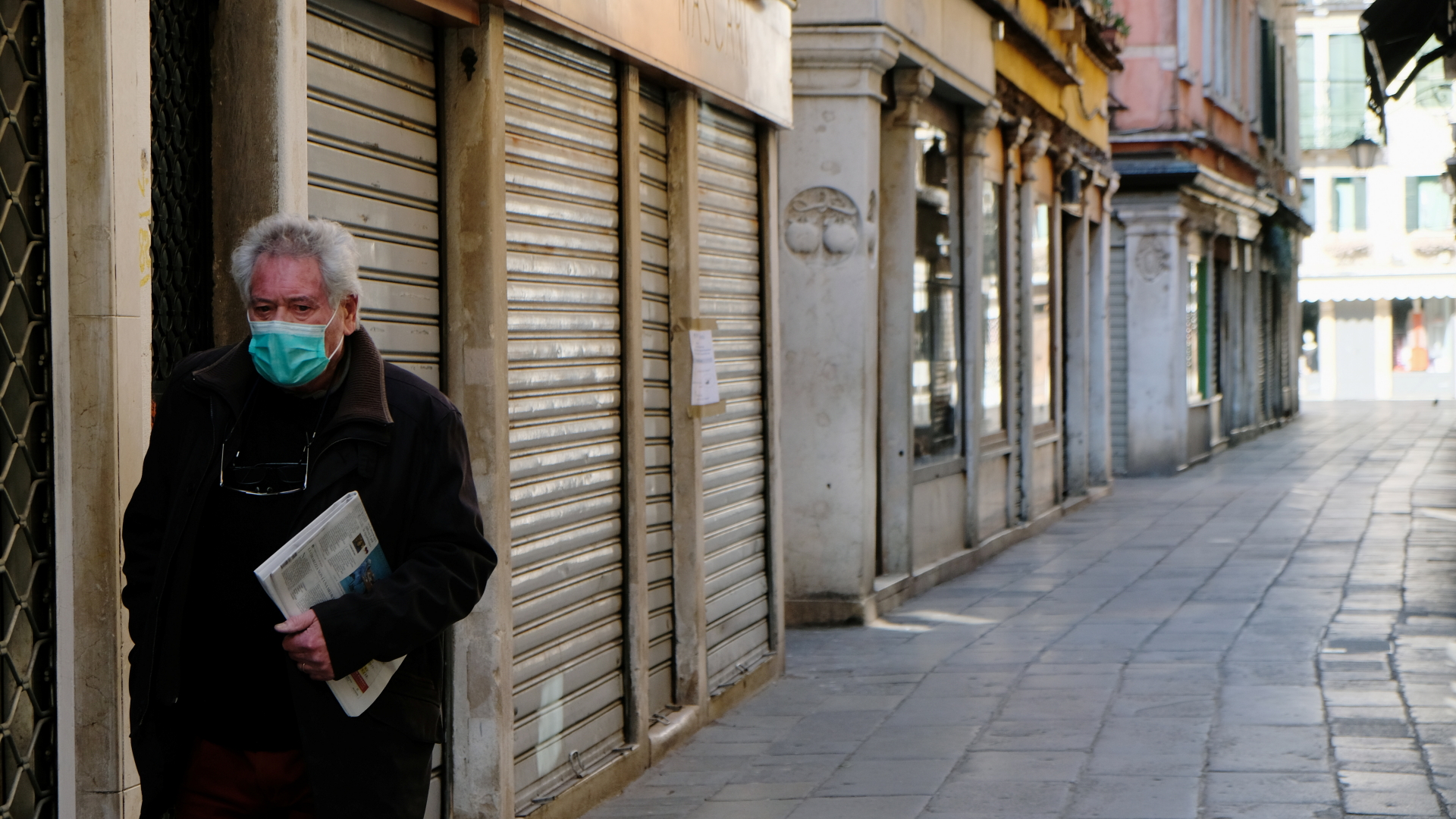 Ein Mann geht an geschlossenen Geschäften in Venedig vorbei.  | REUTERS