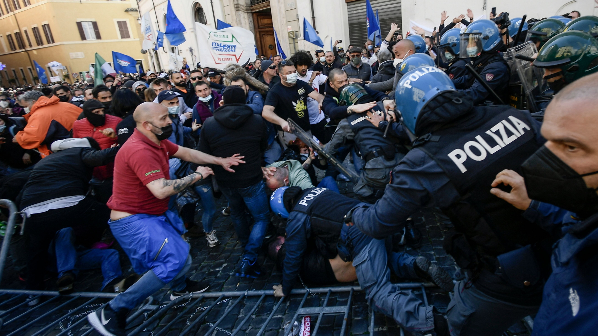 Menschen in Rom protestieren gegen die Corona-Maßnahmen der Regierung | AFP