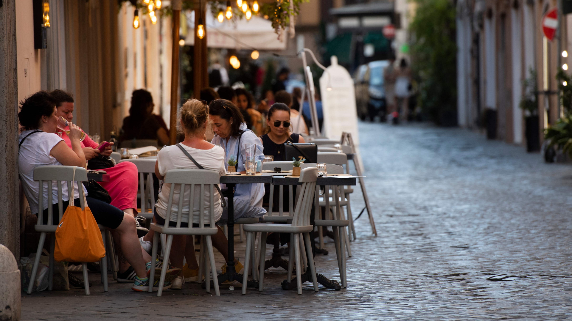 Menschen sitzen in einem Restaurant in Rom | AFP