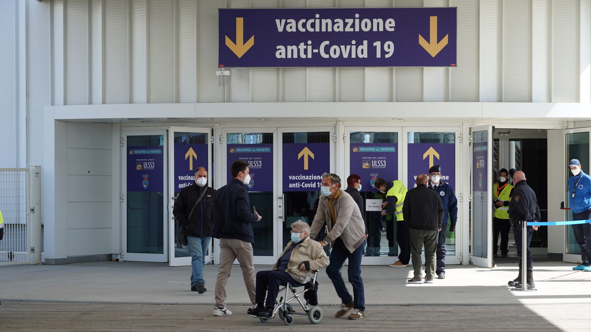 Menschen vor einem Corona-Impfzentrum in Italien. | EPA
