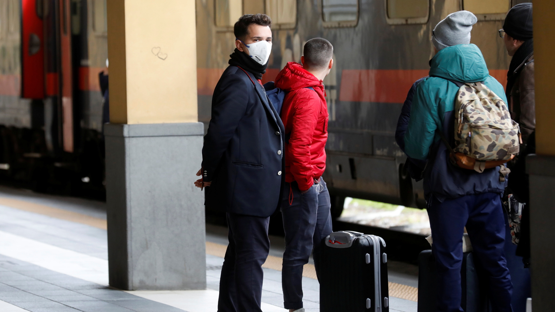 Am Bahnhof von Catania auf Sizilien stehen Reisende vor einem Zug, der aus Mailand angekommen ist - direkt aus der jetzigen Sperrzone. | REUTERS