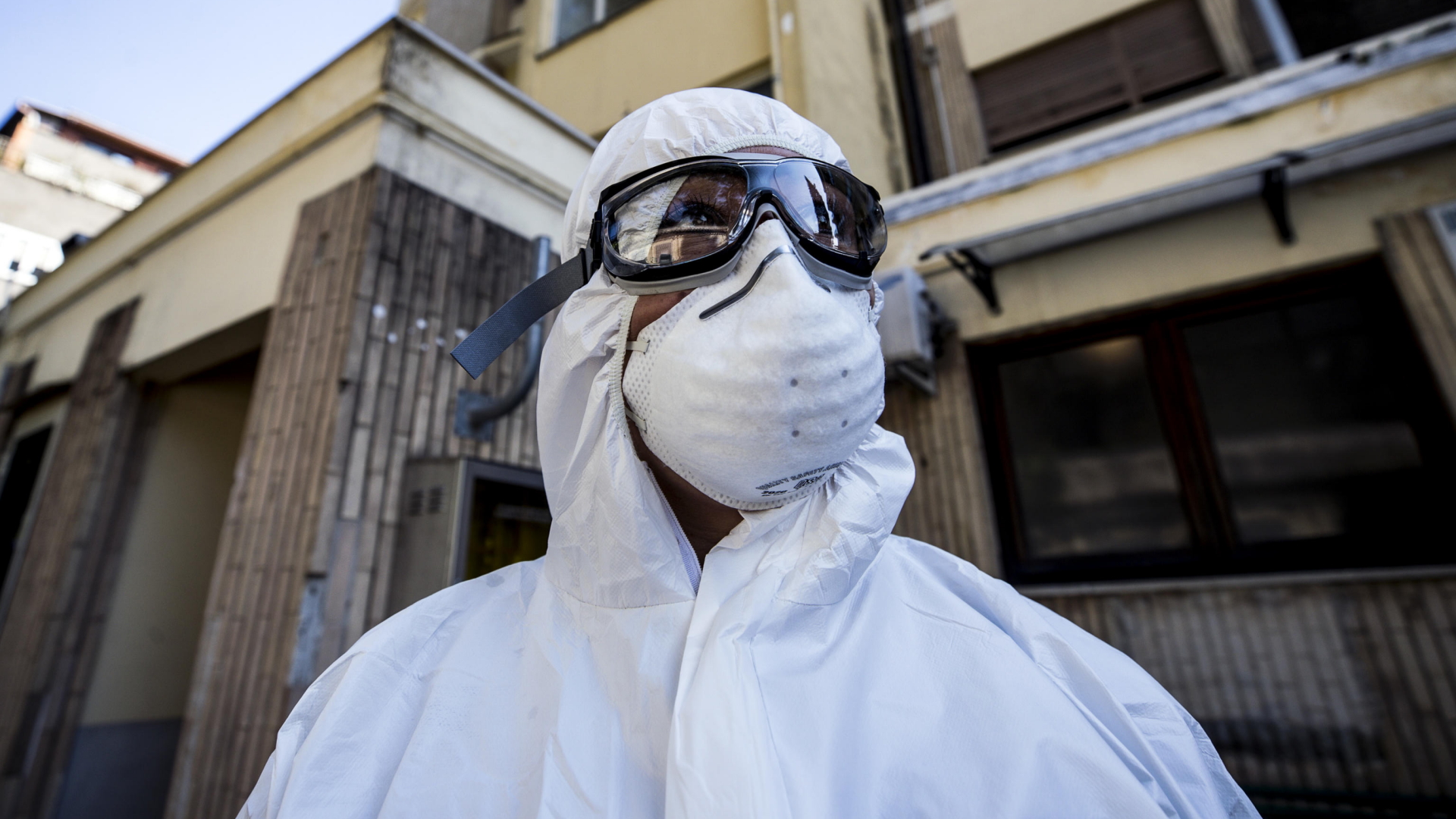 Ein Sanitäter in Rom trägt eine komplette Schutzausrüstung aus Brille, Anzug und Atemmaske gegen das Coronavirus. | ANGELO CARCONI/EPA-EFE/Shutterst