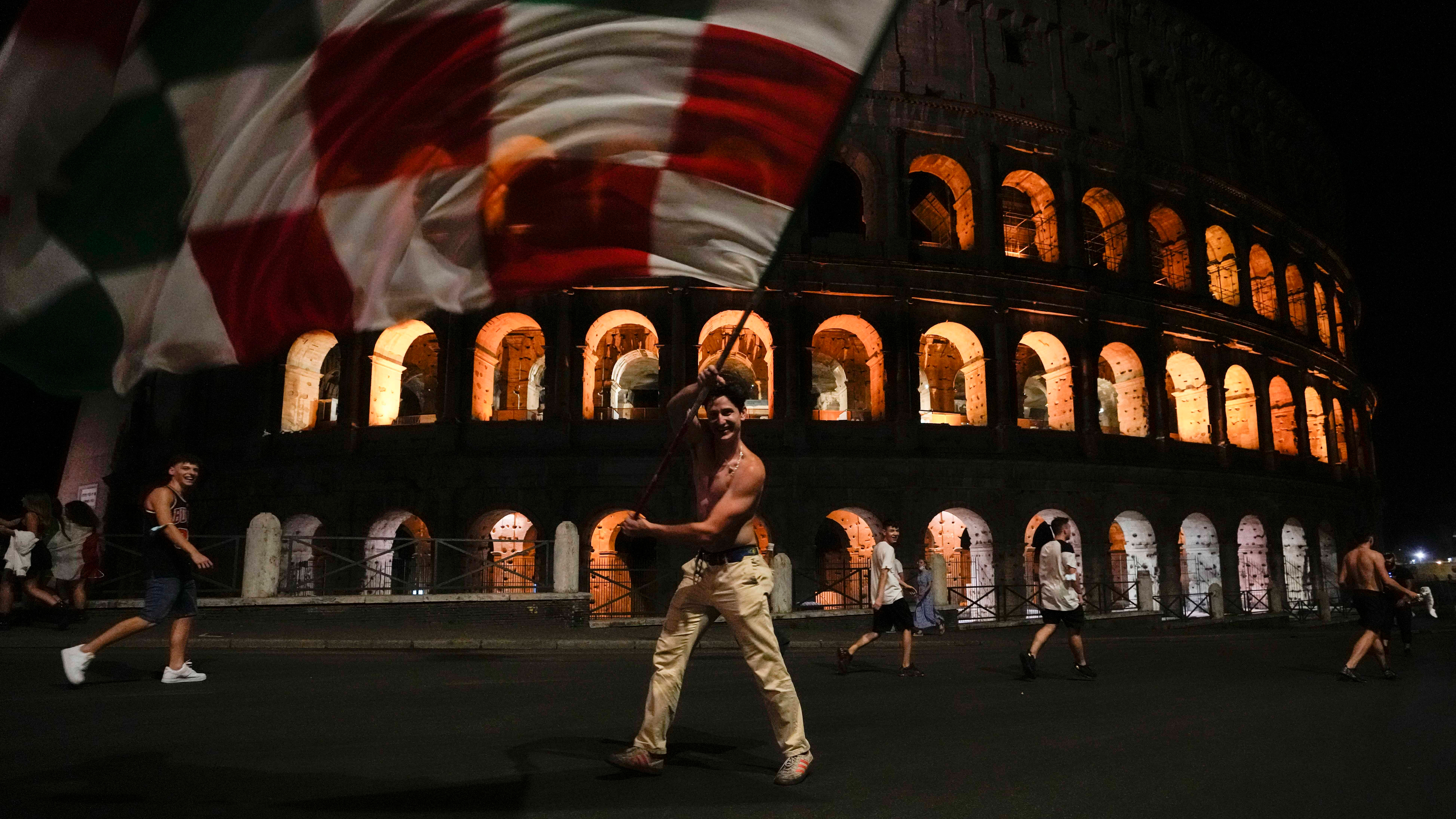 Italienische Fußball Fans vor dem Kolosseum in Rom. | dpa