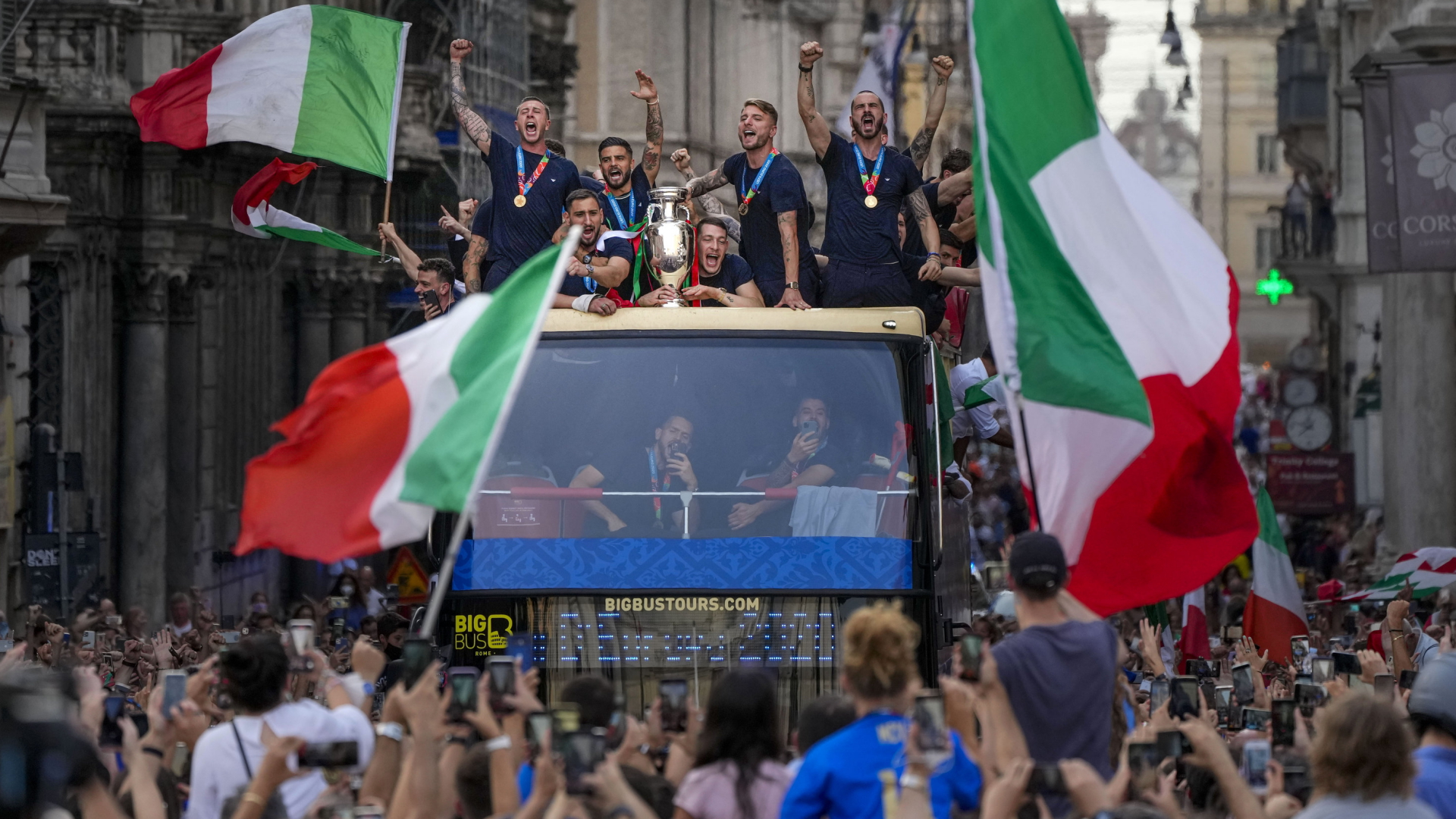 Ein offener Bus mit der italienischen Fußball-Nationalmannschaft fährt nach dem Sieg bei der EM 2020 durch Rom | AP