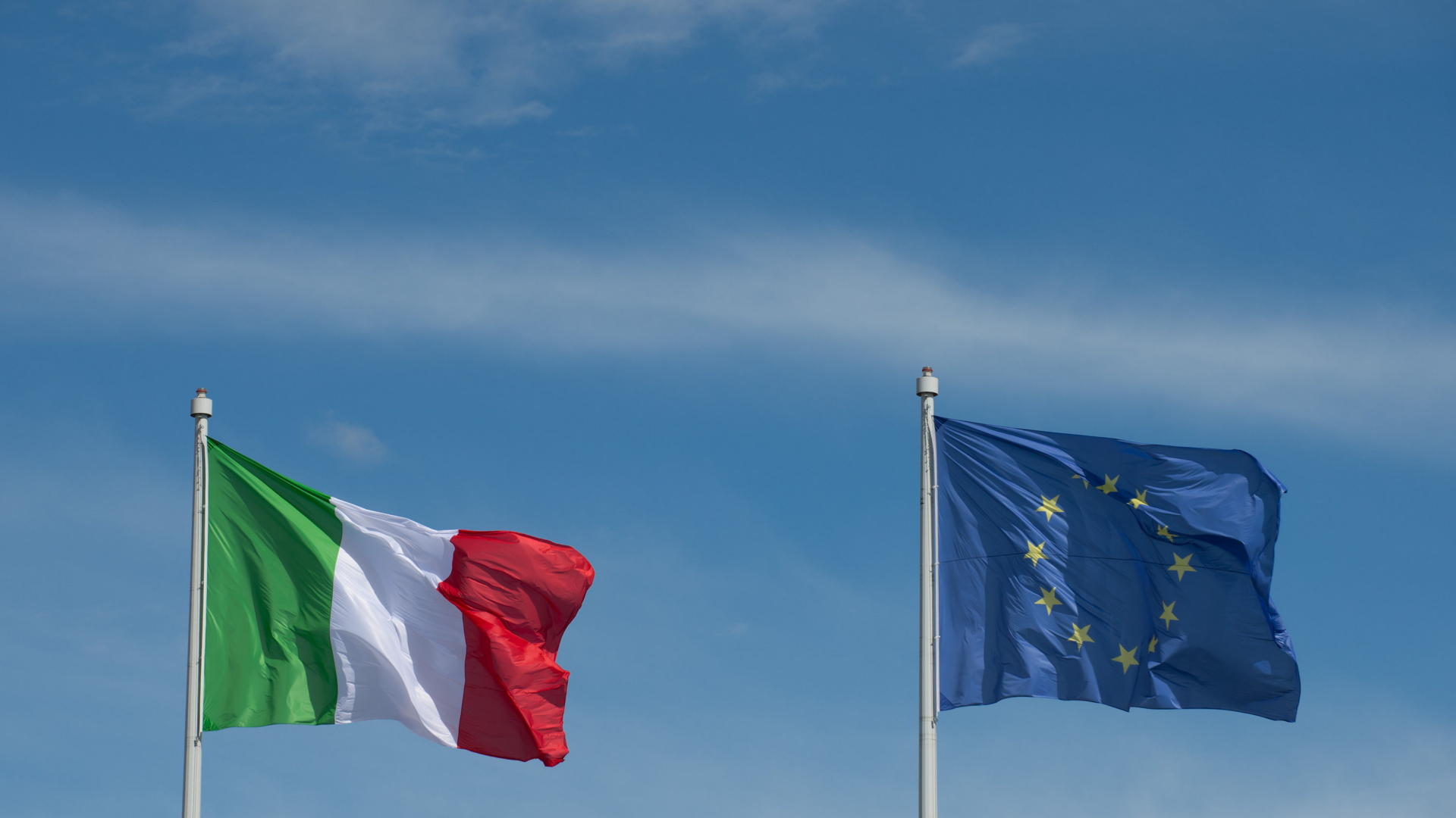 Die Flaggen der Europäischen Union und Italiens | dpa