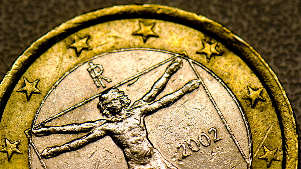 Die Rückseite einer Euro Münze mit dem vitruvianischen Menschen von Leonardo da Vinci. | dpa