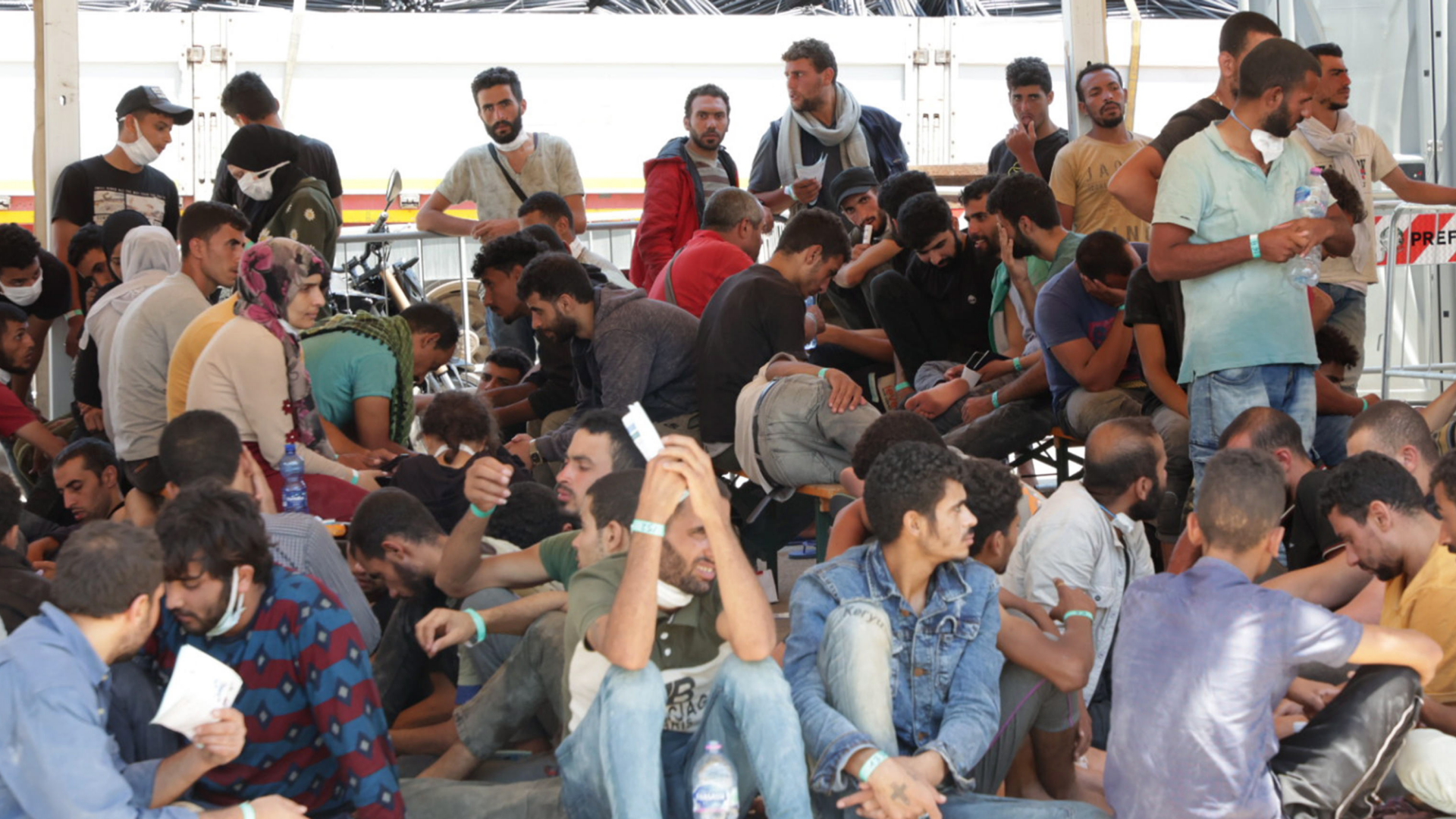 Aus Seenot gerettete Flüchtlinge, die im Hafen von Messina, Sizilien an Land gehen. | EPA