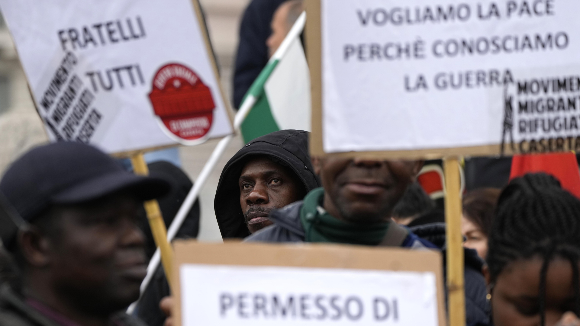Flüchtlingshilfen wegen Notstand in Italien besorgt