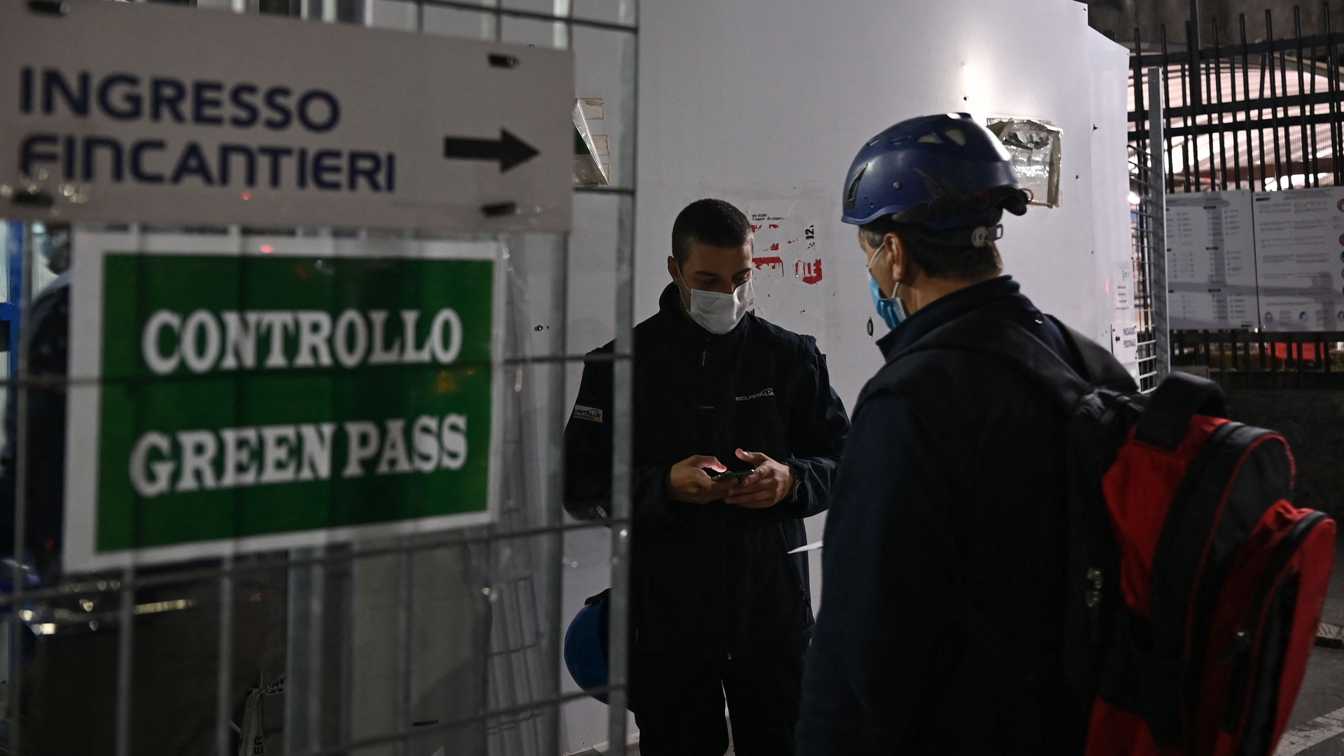 In Genua wird der "Grüne Pass" eines italienischen Arbeiters kontrolliert. | AFP