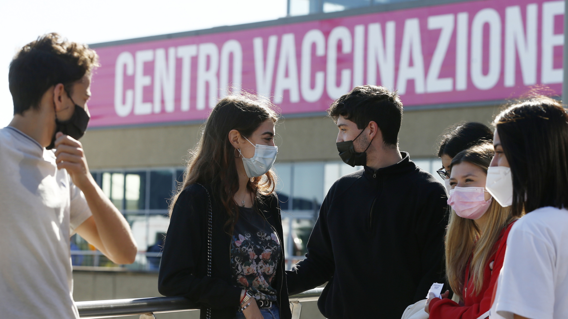 Junge Italiener vor einem Impfzentrum in Rom