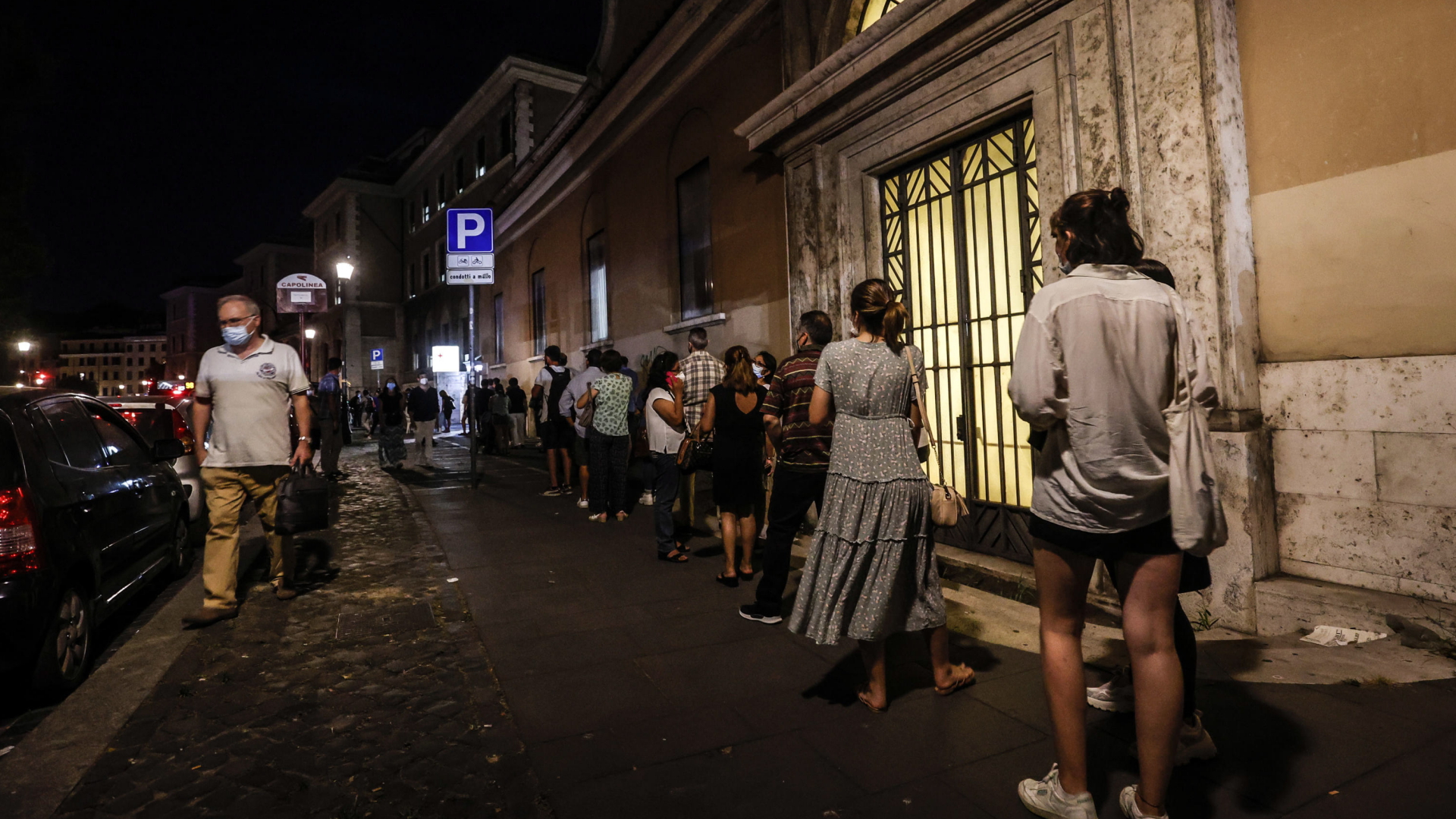 Vor einem Krankenhaus in Rom stehen abends Menschen an, um sich impfen zu lassen | EPA
