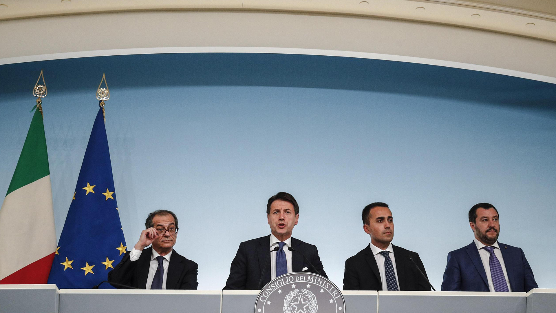 Giovanni Tria, Giuseppe Conte und Luigi Di Maio bei einer Pressekonferenz