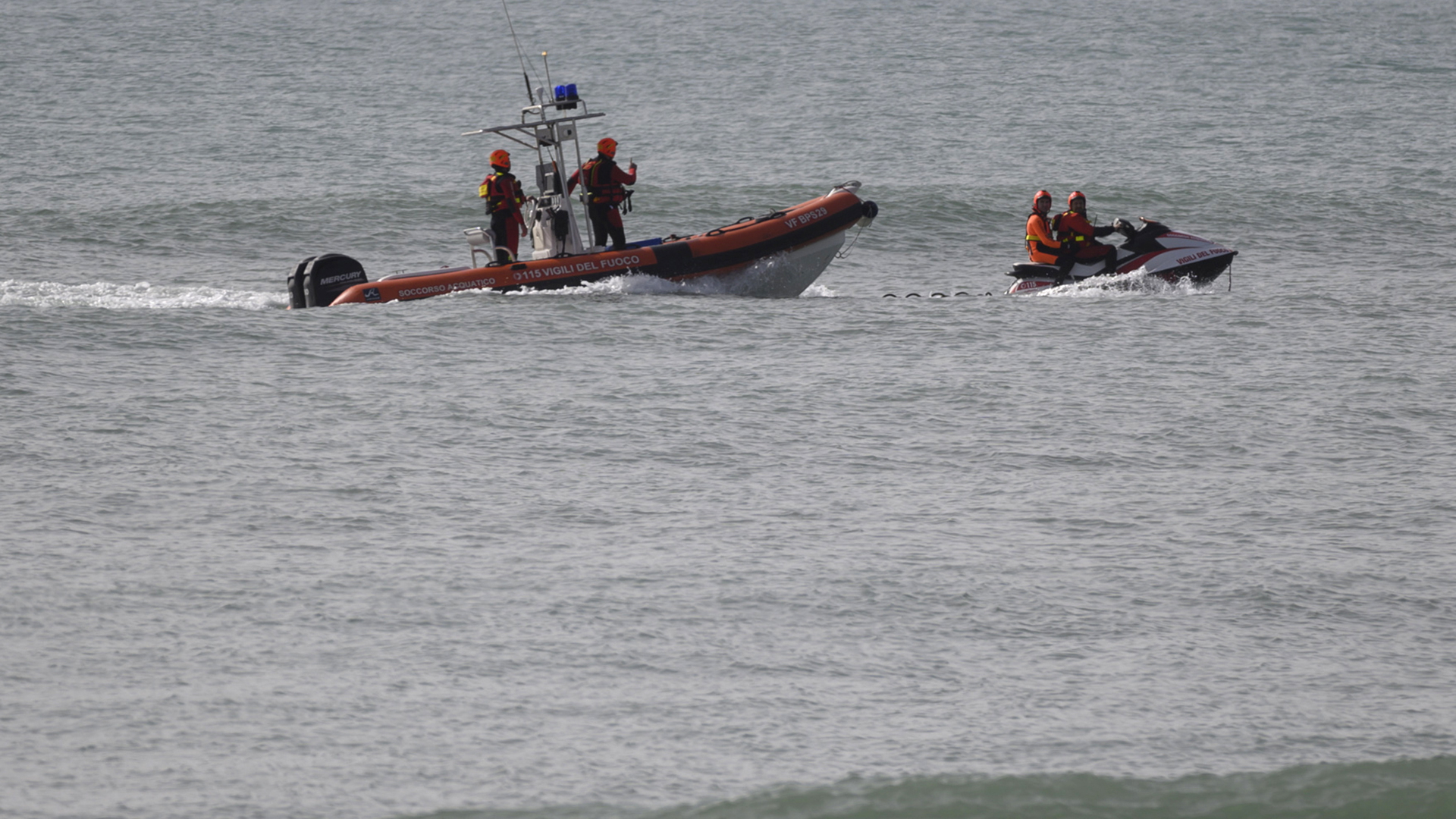 Rettungskräfte suchen zu Wasser und aus der Luft nach Menschen, die nach einem Schiffsunglück vor der süditalienischen Küste vermisst werden (Archivbild). | dpa