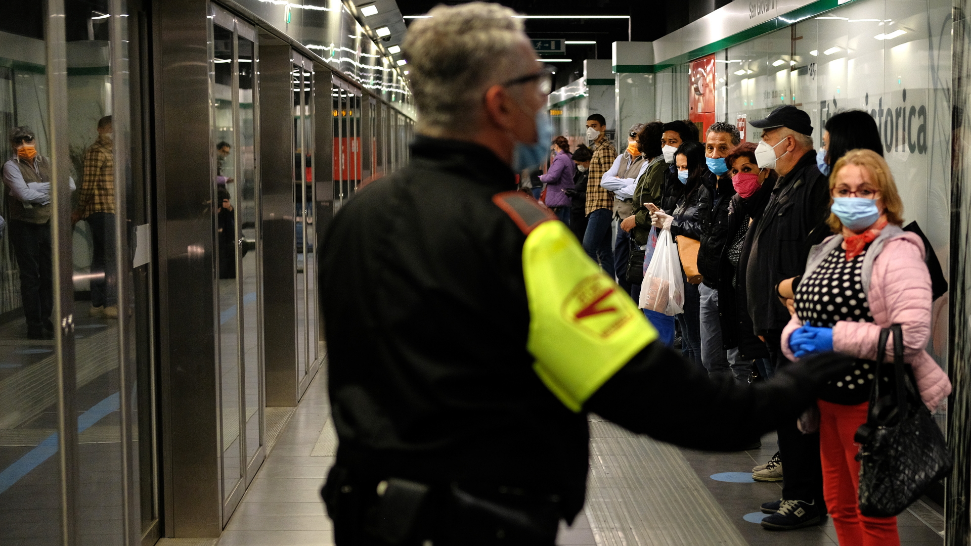 Menschen halten Abstand in einer U-Bahn-Station. | dpa