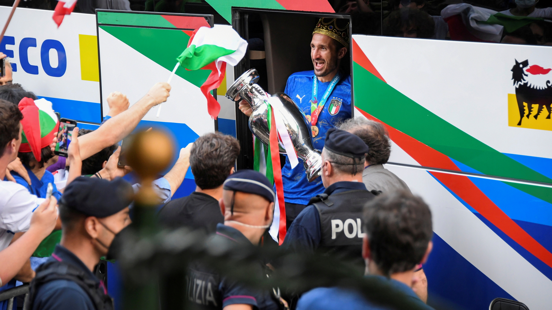 Italiens Giorgio Chiellini präsentiert den EM-Pokal | REUTERS