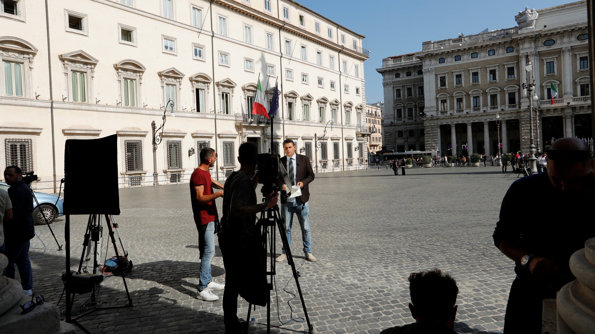 Kamerateam vor dem Palazzo Chigi in Rom | Bildquelle: REUTERS