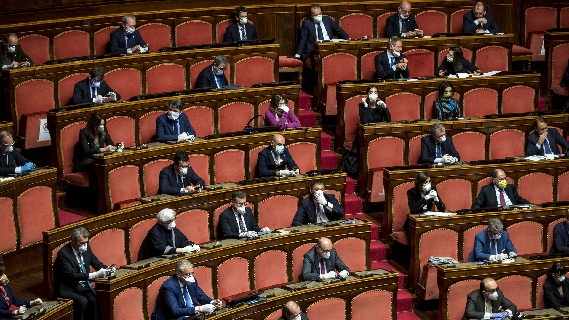 Abgeordnete sitzen unter Einhaltung eines Sicherheitsabstandes in der Abgeordnetenkammer und hören eine Rede des italienischen Ministerpräsidenten Conte (Archivbild). | dpa