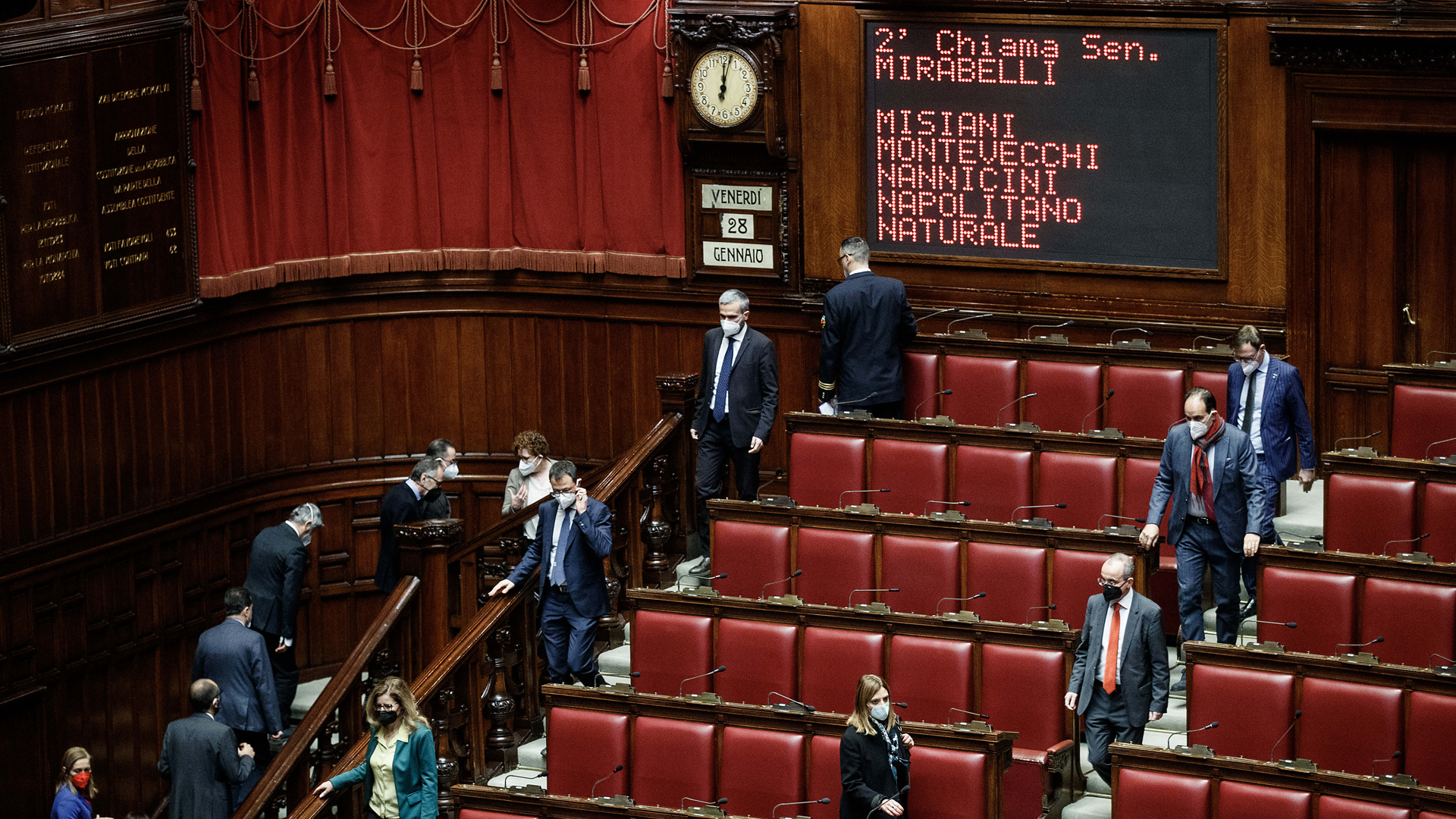 Die Parlamentarier betreten am fünften Tag der Präsidentenwahl gestaffelt den Saal in Rom. | dpa