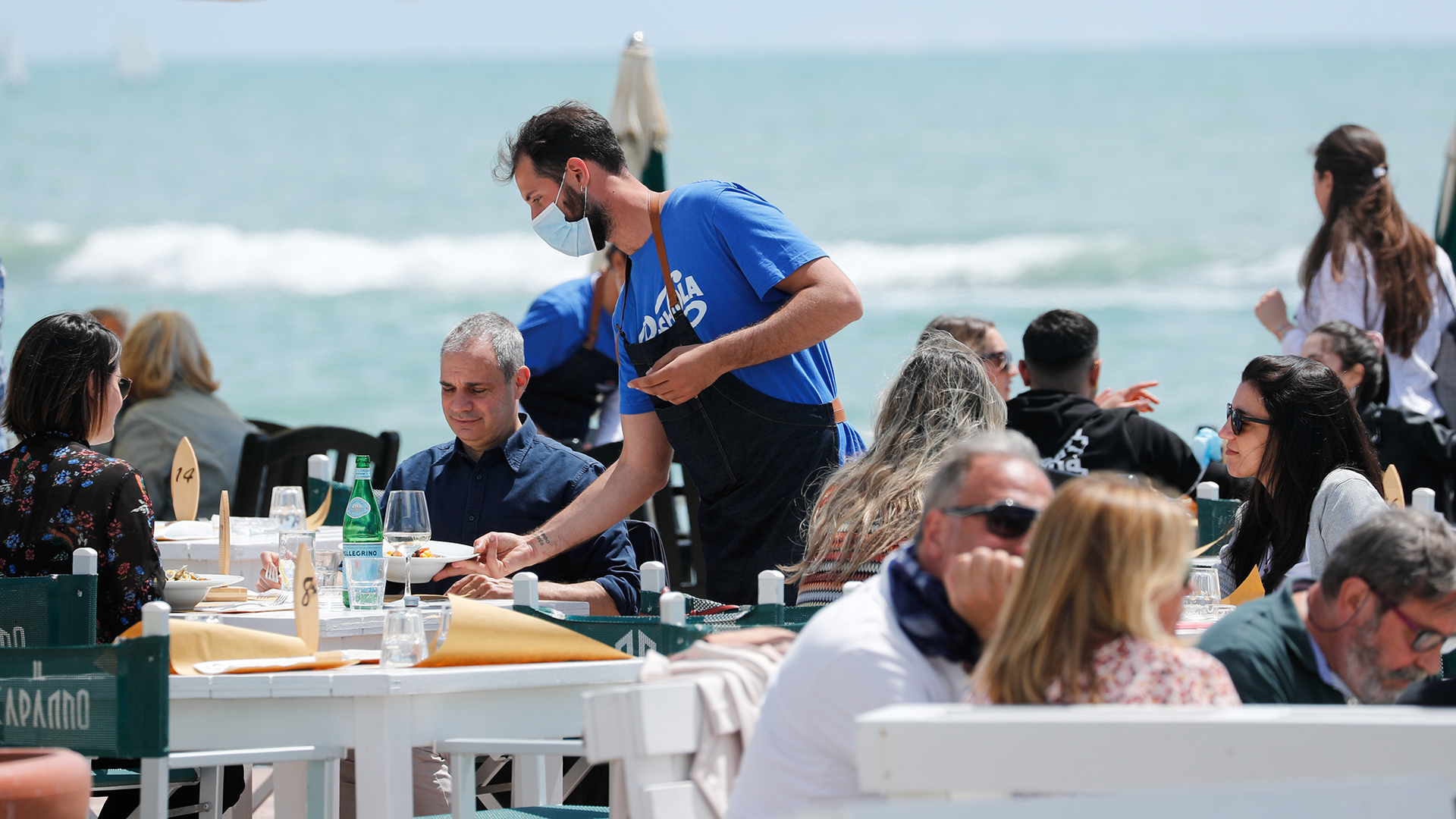 Menschen sitzen in einem Restaurant in Ostia (Italien) auf der Terrasse. | REUTERS