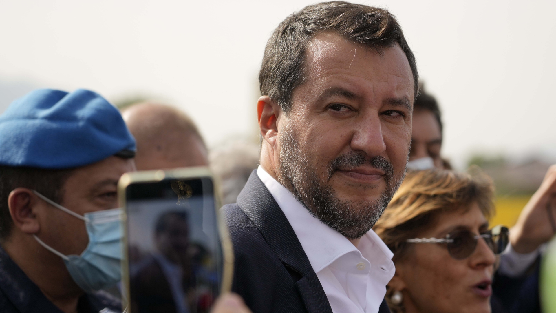 Der ehemalige italienische Innenminister Matteo Salvini wird im Oktober 2021 von einem Journalisten mit dem Handy aufgenommen, während sich der Lega-Chef vor der Presse äußert. | dpa