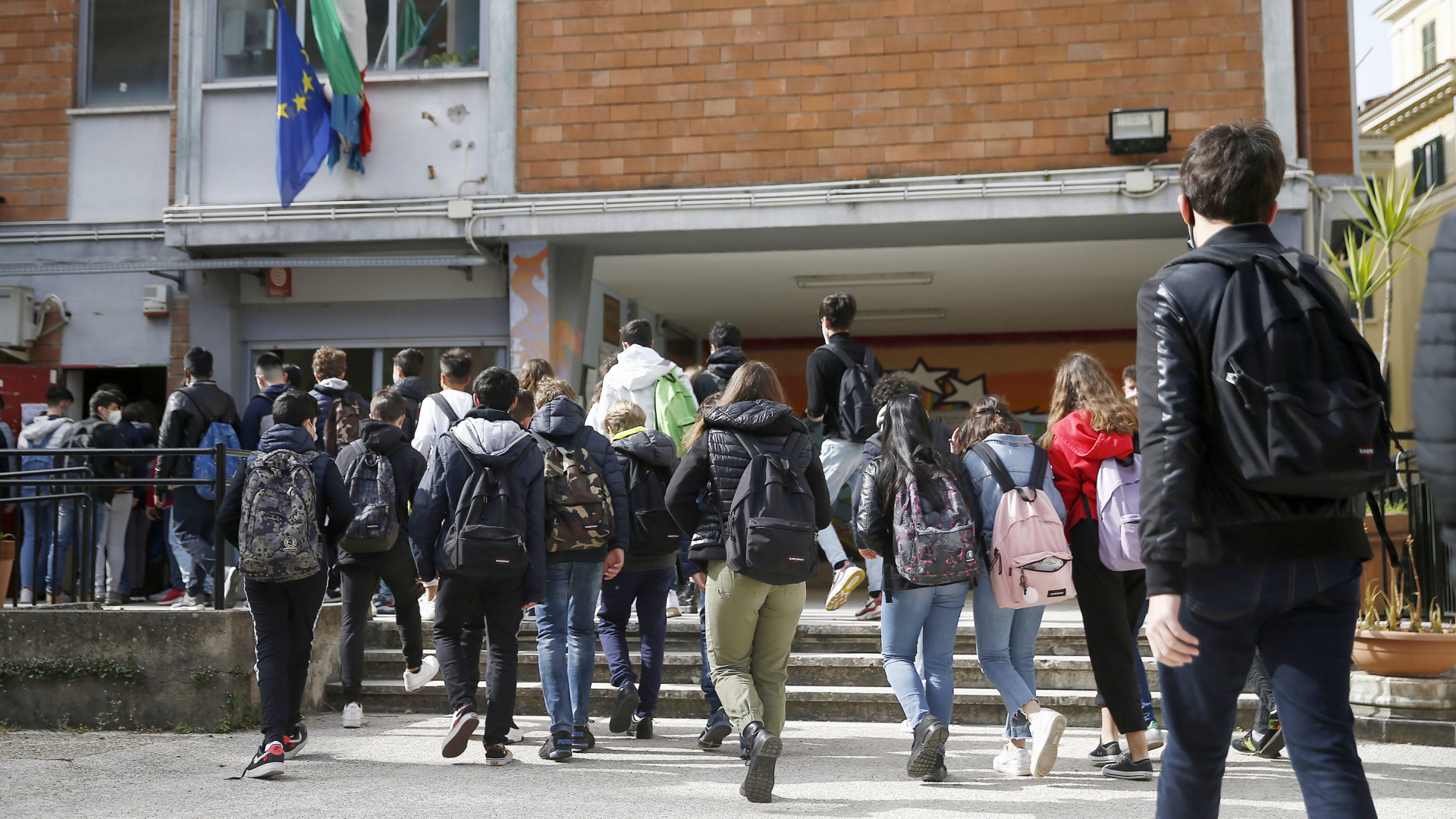 Schüler vor dem Eingang einer Schule in Rom. | AP