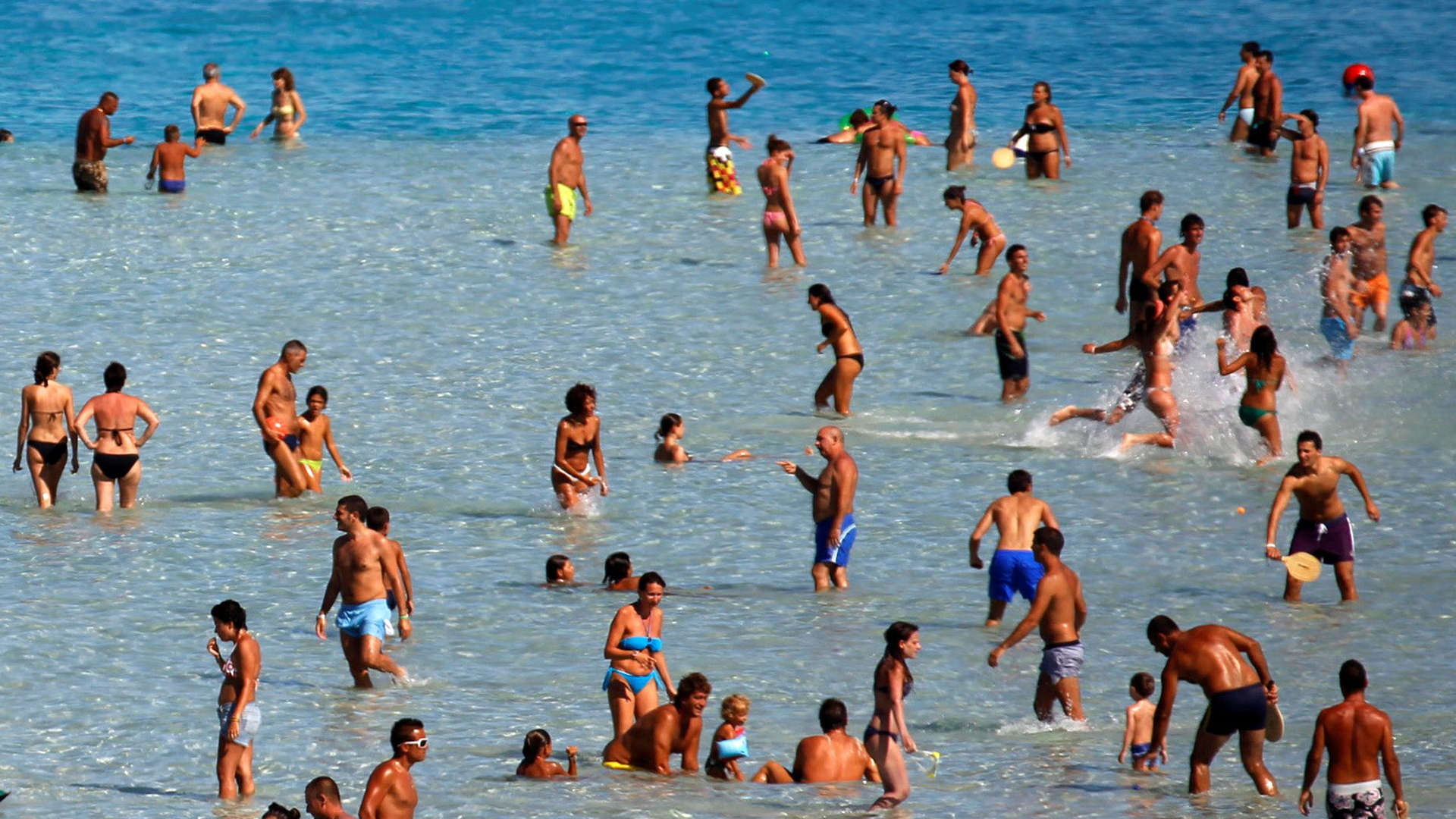 Badegäste an einem Strand in Italien | REUTERS