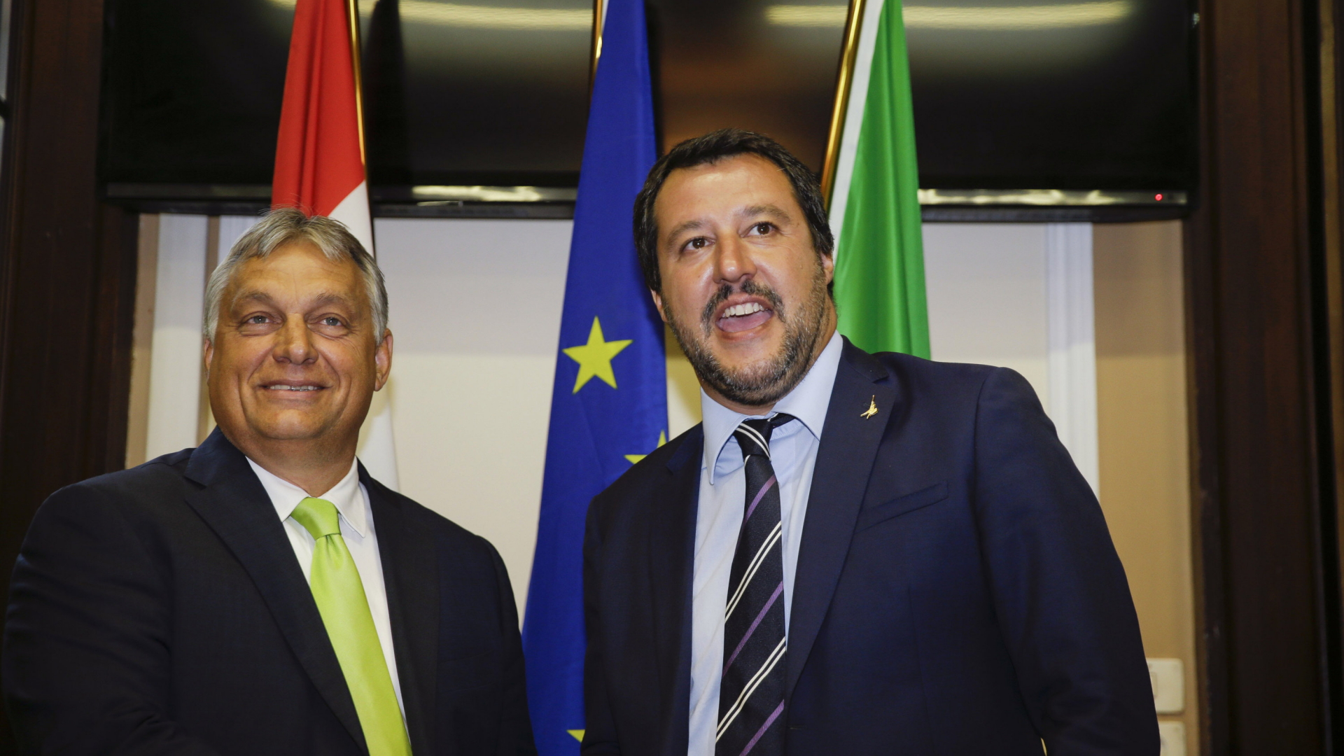 Ungarns Regierungschef Viktor Orban steht lachend neben dem italienischen Innenminister Matteo Salvini. | AP