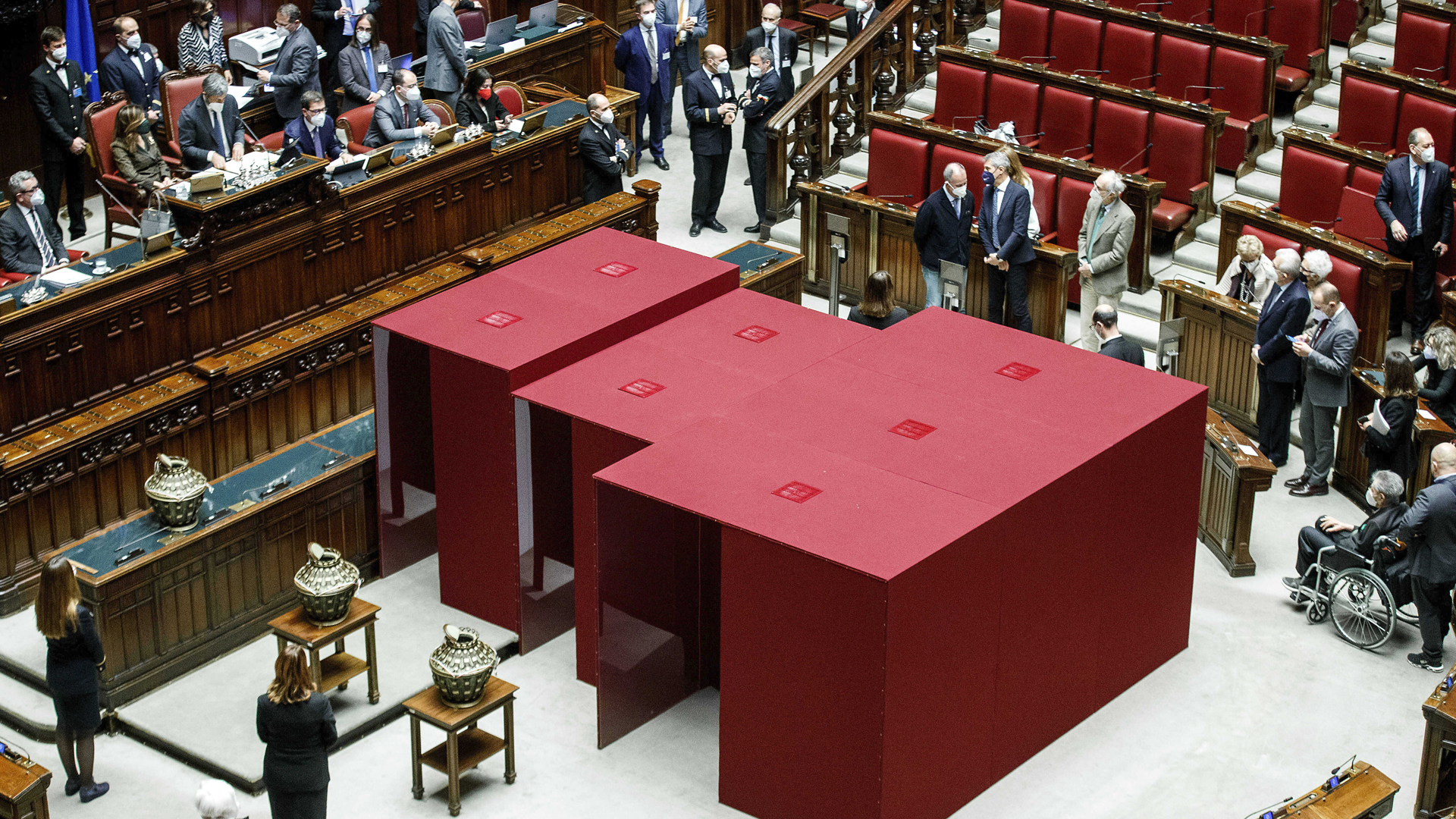 Blick auf die neuen Wahlkabinen mit Corona-Vorkehrungen während des ersten Wahlgangs im italienischen Parlament. | picture alliance/dpa/LaPresse/AP