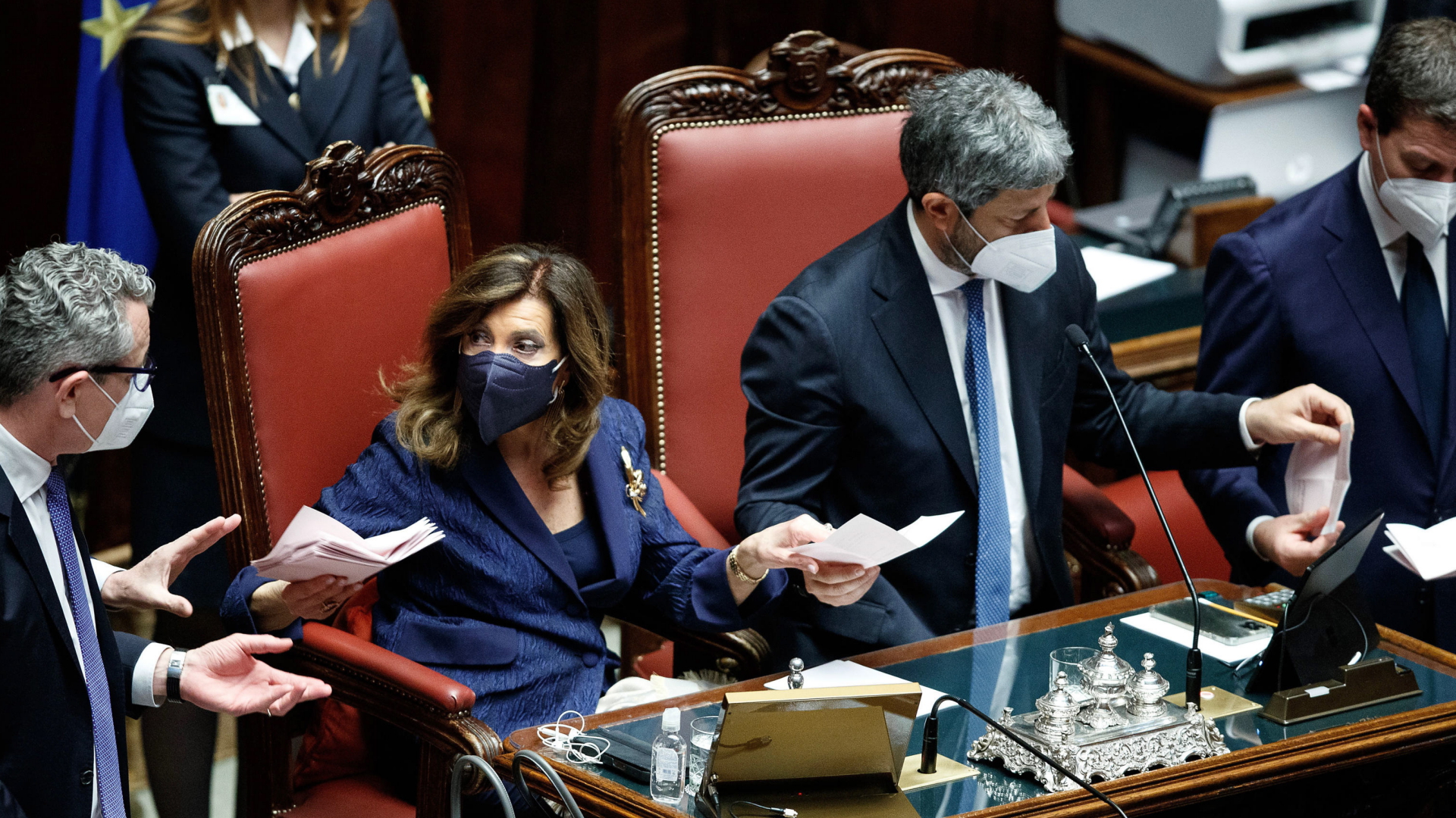 Im italienischen Abgeordnetenhaus werden bei der Wahl des Präsidenten Zettel weitergereicht. | EPA