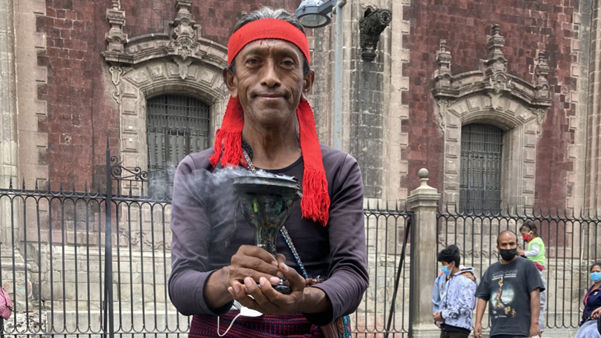 Itztli steht mit einem traditionellen Weihrauchgefäß vor der Kathedrale in Tenochtitlan. | Anna Hanke