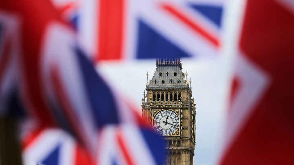 Britische Flaggen vor dem Turm "Big Ben" in London