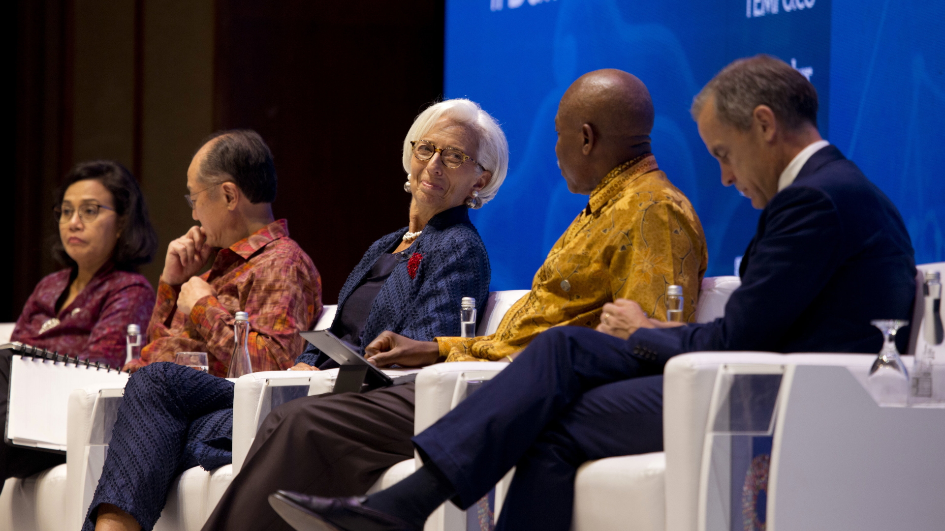 Weltbankpräsident Jim Yong Kim (2. v. l.) und IWF-Direktorin Christine Lagarde (M.) mit anderen Teilnehmern bei der Jahrestagung auf Bali. | Bildquelle: dpa