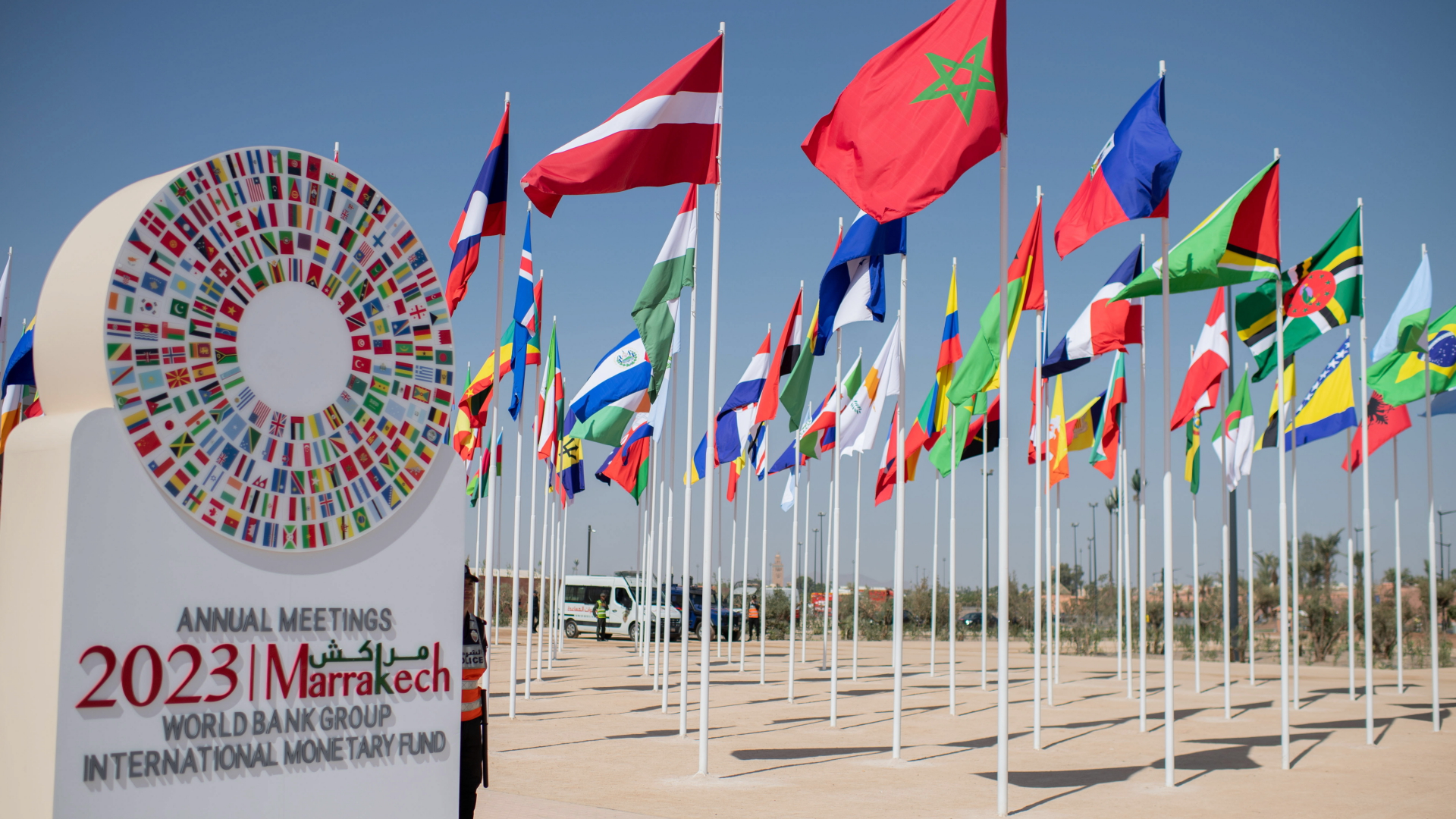 Flaggen wehen am Eingang des Veranstaltungsortes der Jahrestagung 2023 des Internationalen Währungsfonds und der Weltbank in Marrakesch.