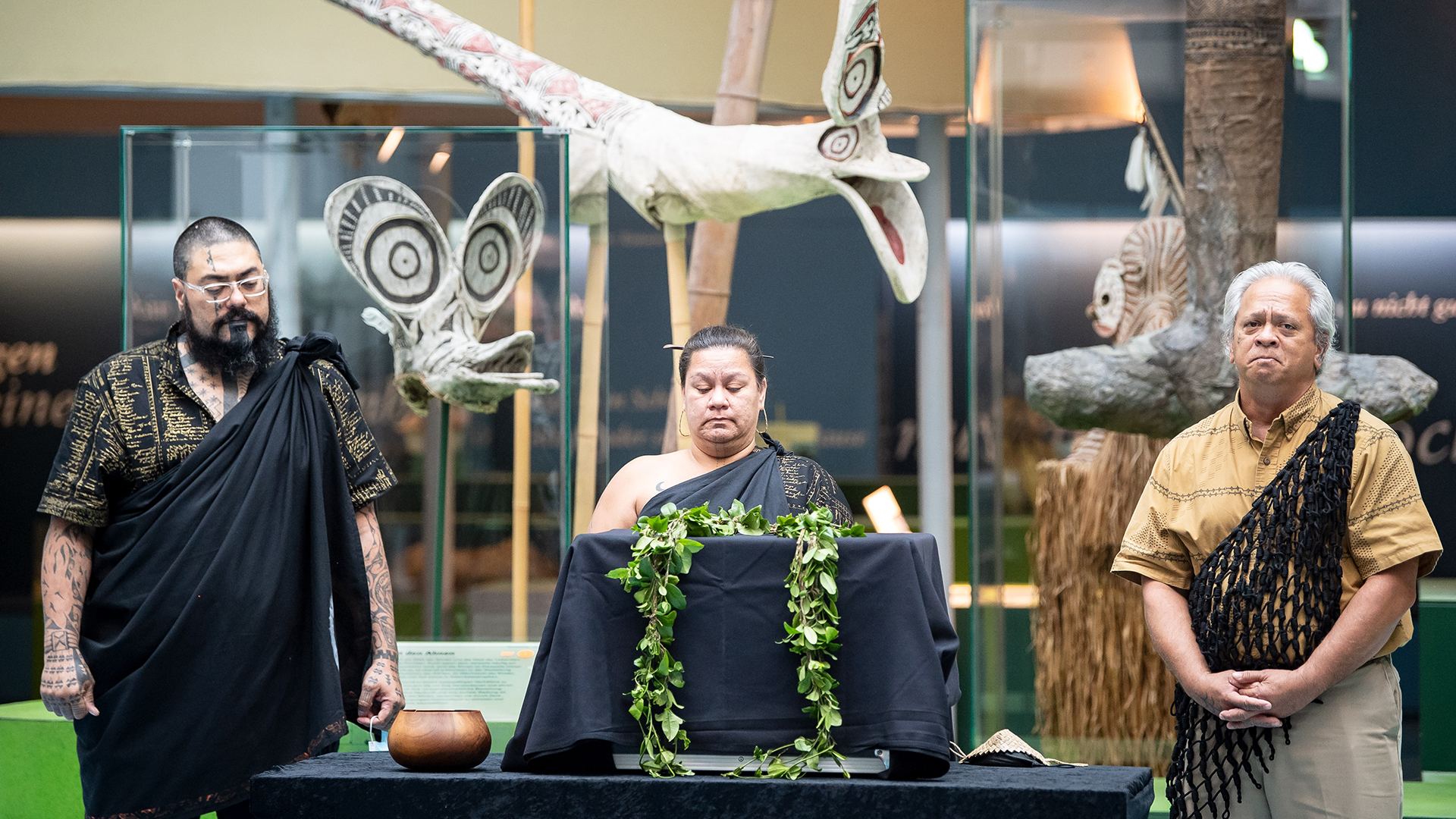 In einer Zeremonie werden die menschliche Überreste (8 Schädel) aus dem Sammlungsbestand des Bremer Übersee-Museums an eine Delegation Hawaii übergeben. | picture alliance/dpa