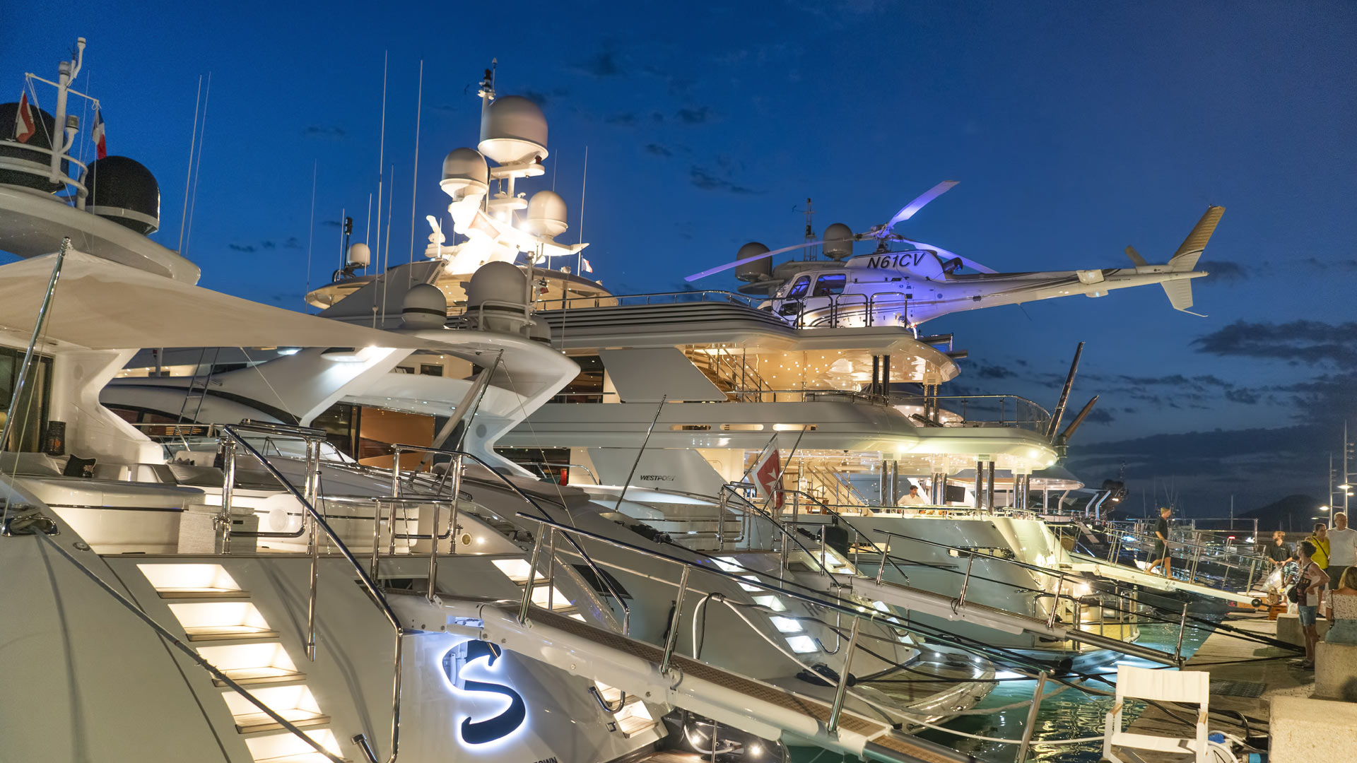 Luxus-Superjachten liegen im Hafen von Saint Tropez.