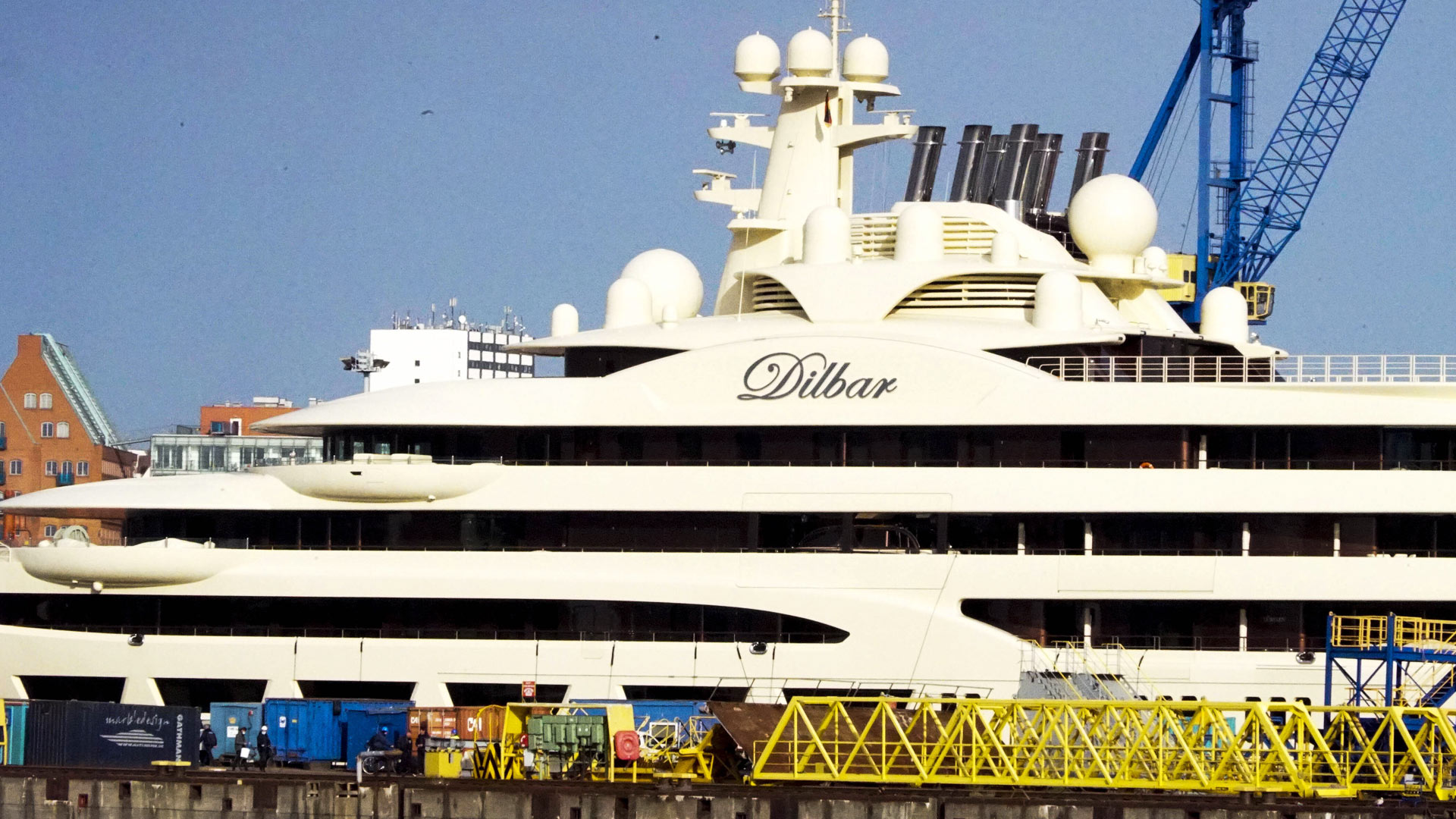 Die Yacht "Dilbar" des russischen Oligarchen Alisher Usmanov im Hamburger Hafen | picture alliance /