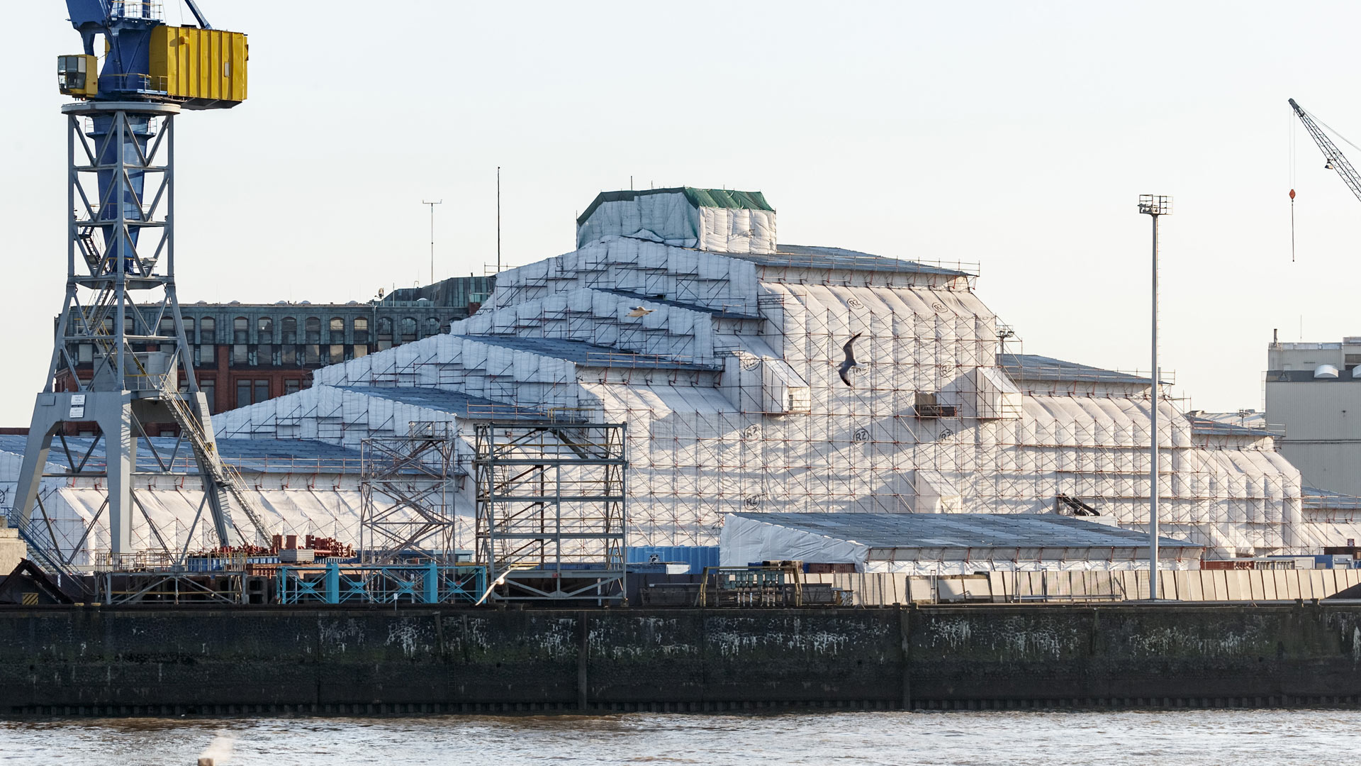 Die Yacht "Dilbar" des russischen Oligarchen Alisher Usmanov im Hamburger Hafen | picture alliance/dpa