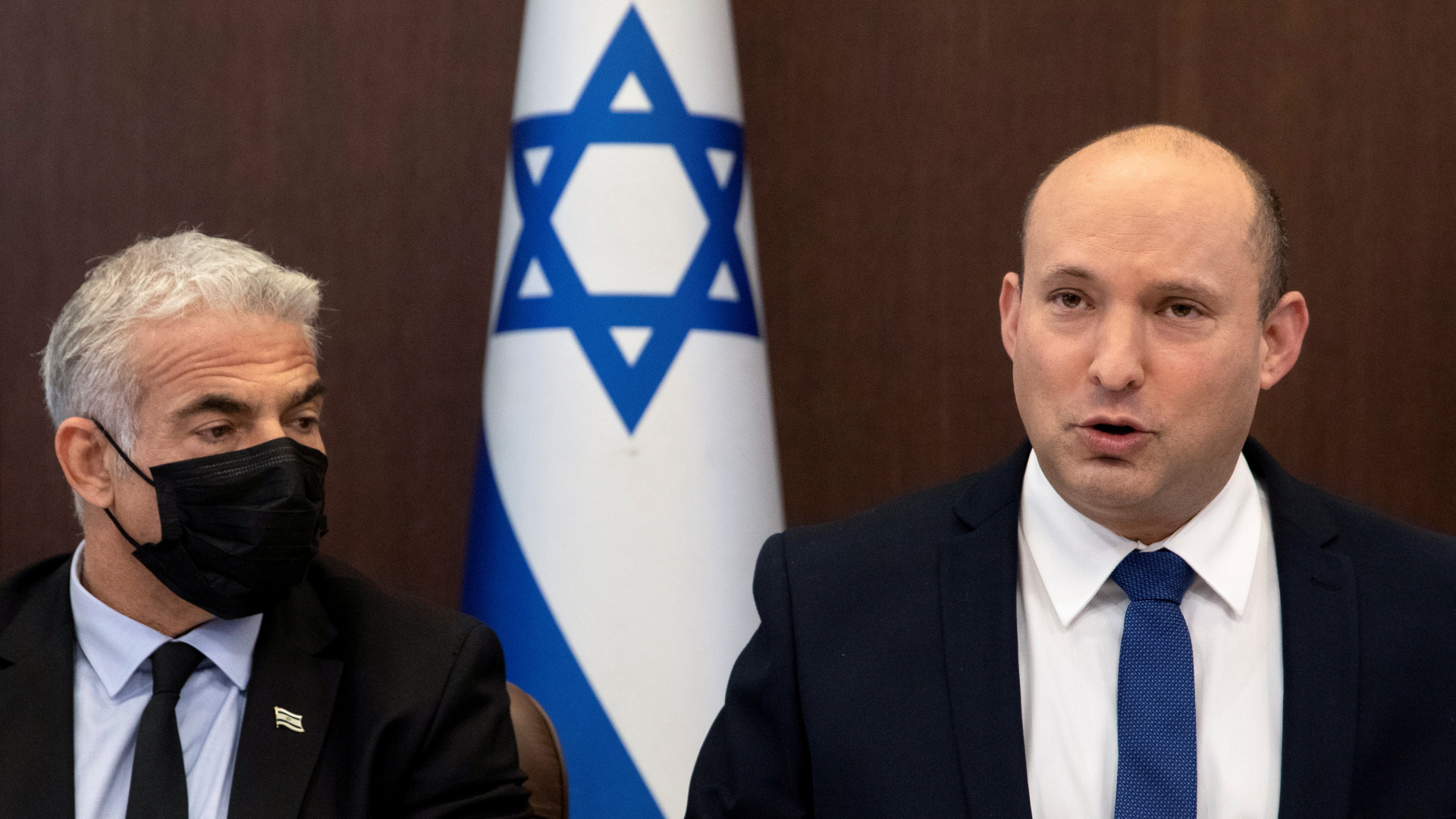 Israels Außenminister Jair Lapid (links im Bild) und Premierminister Naftali Bennett. | REUTERS