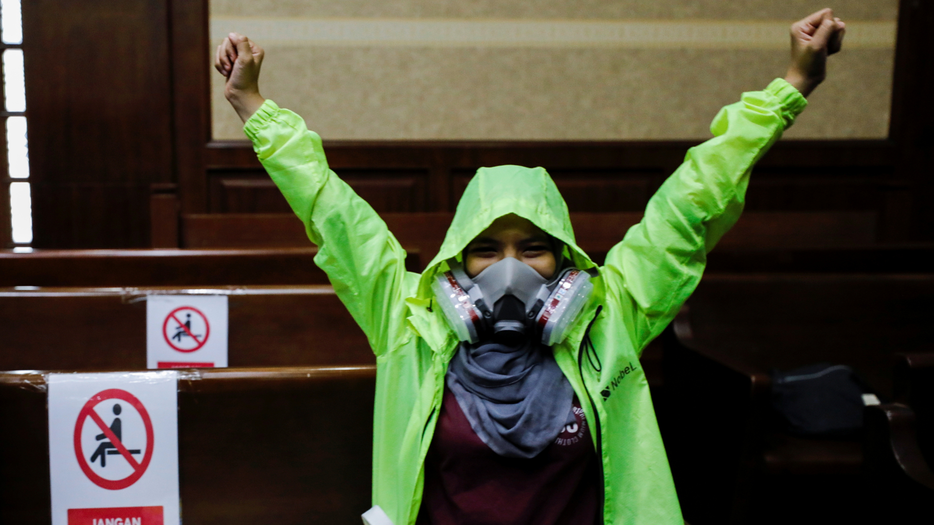 Nach dem Urteil zu der Luftverschmutzung in Jakarta (Indonesien) jubelt ein Umweltschützer im Gerichtssaal | REUTERS