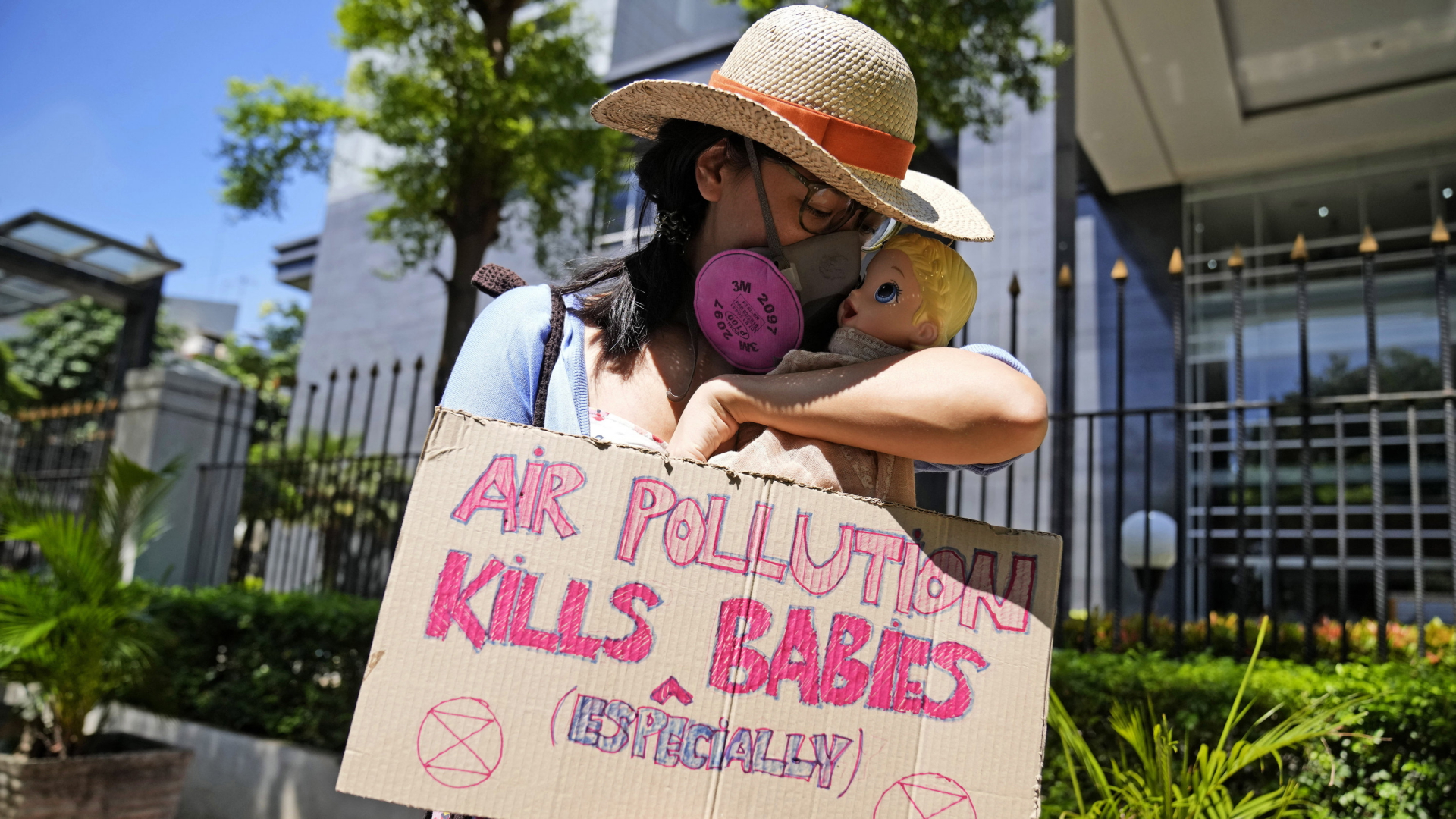 Vor einem Gericht in Jakarta (Indonesien) weist eine Frau auf die Folgen der Luftverschmutzung vor allem für Kinder hin | AP