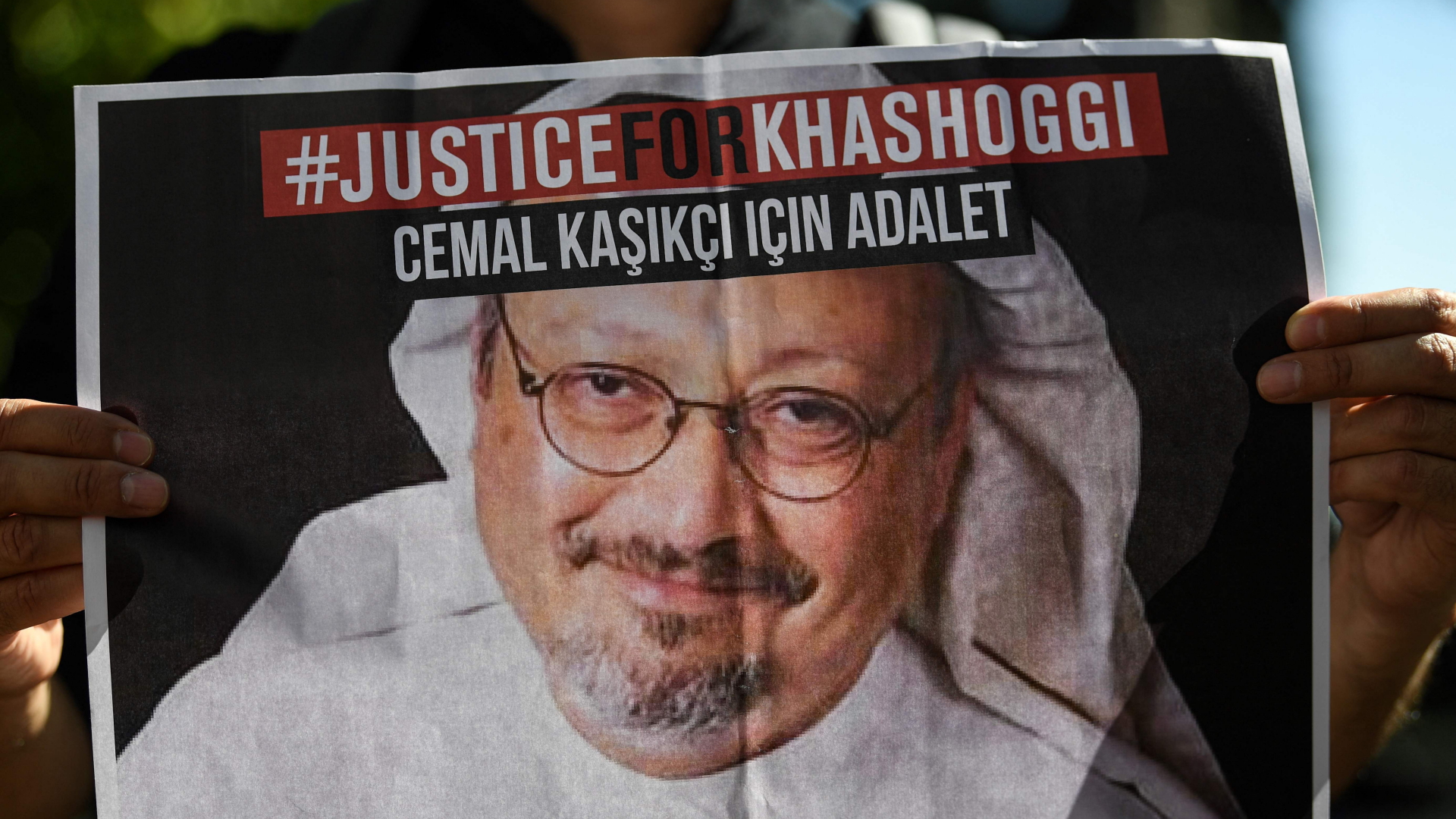 Ein Poster mit dem Porträt von Jamal Khashoggi (Archivbild Oktober 2020) | AFP