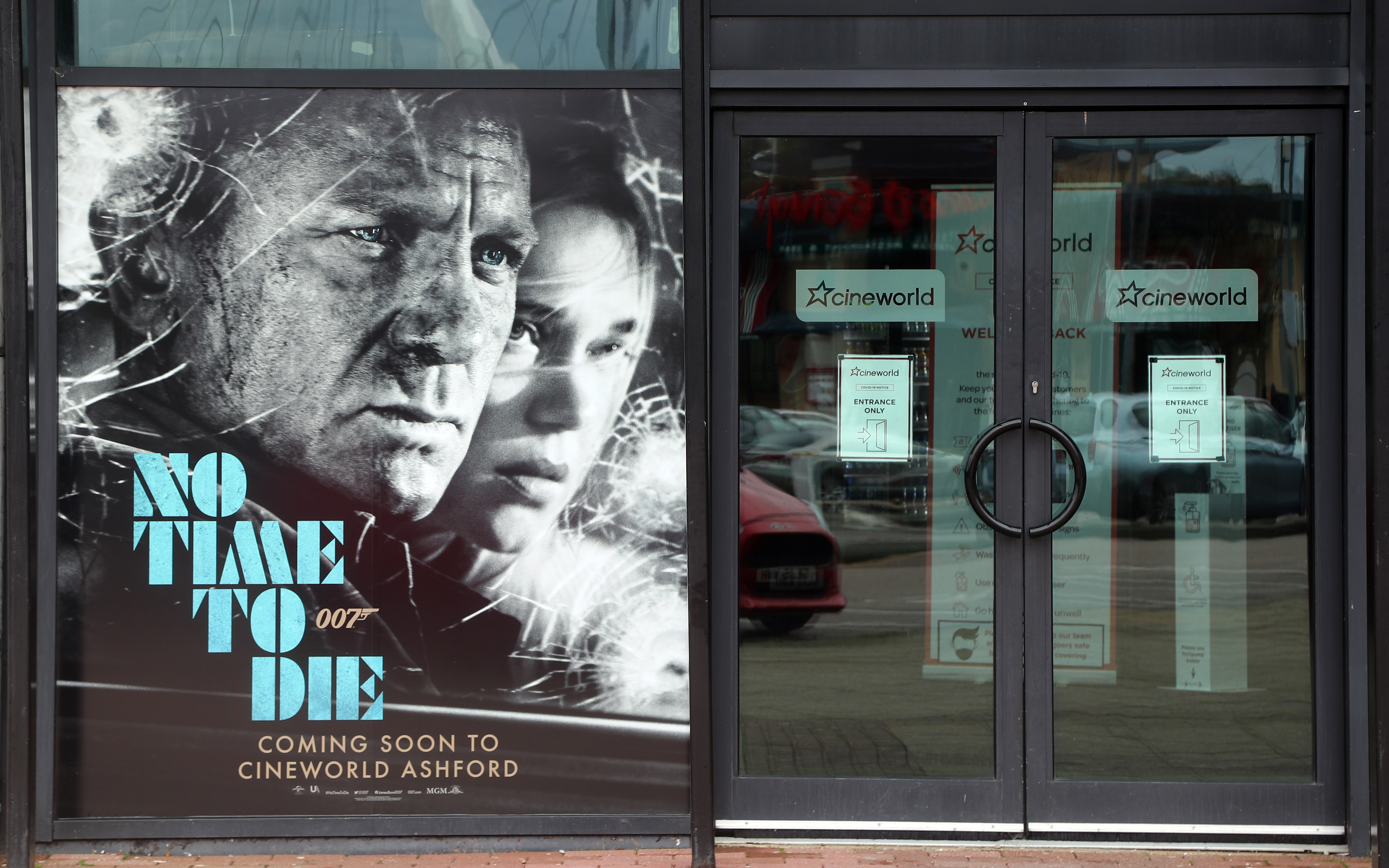 Das Filmplakat des neuen James-Bond-Films vor einem geschlossenen Kino