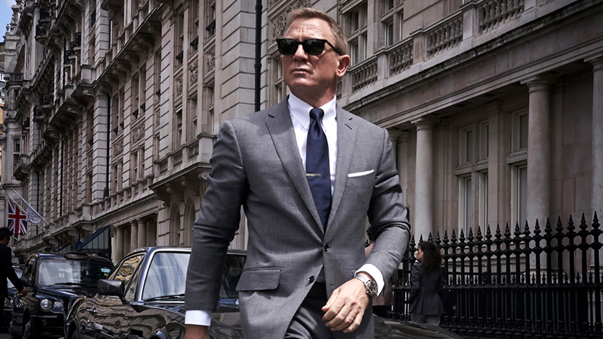 Daniel Craig mit Sonnenbrille und Anzug in einer Szene aus "James Bond - Keine Zeit zu sterben". | picture alliance/dpa/Universal P