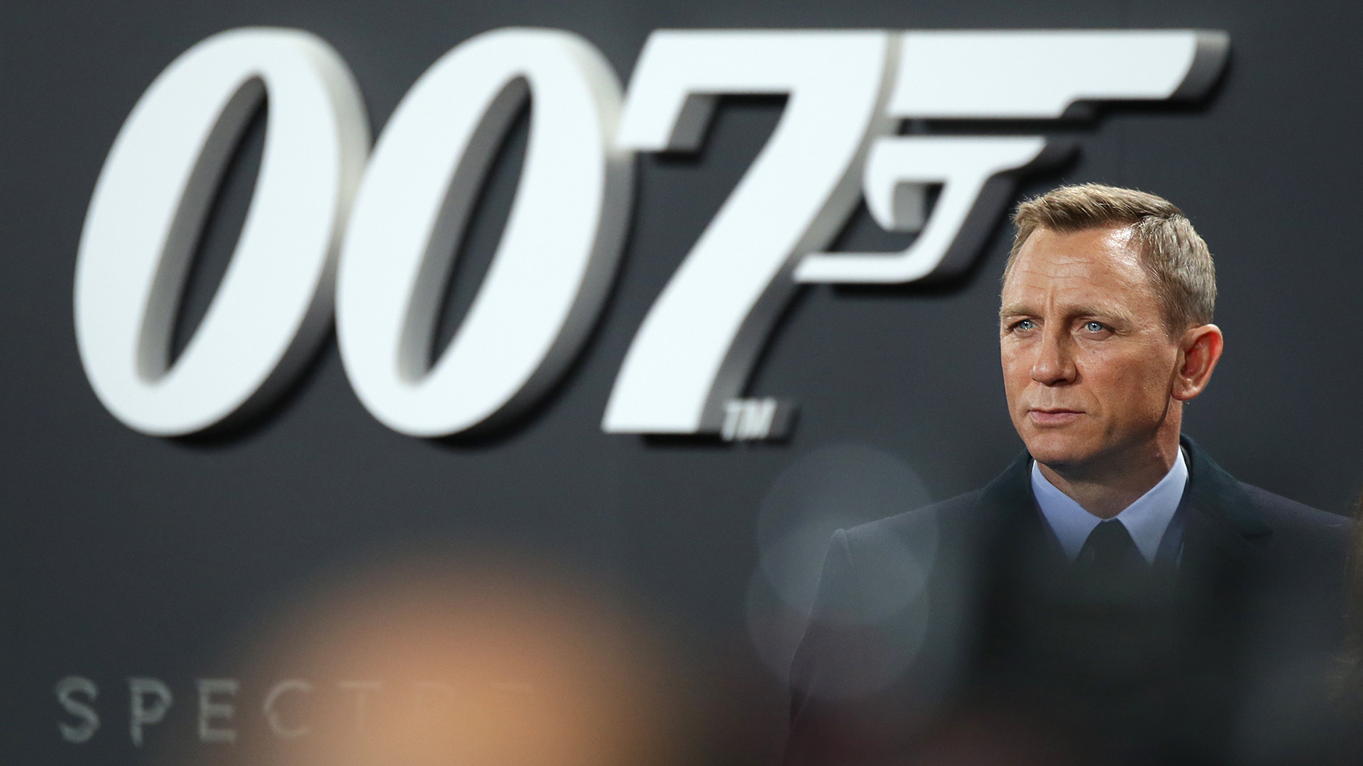 Daniel Craig steht vor dem 007-Schriftzug. | picture alliance/dpa
