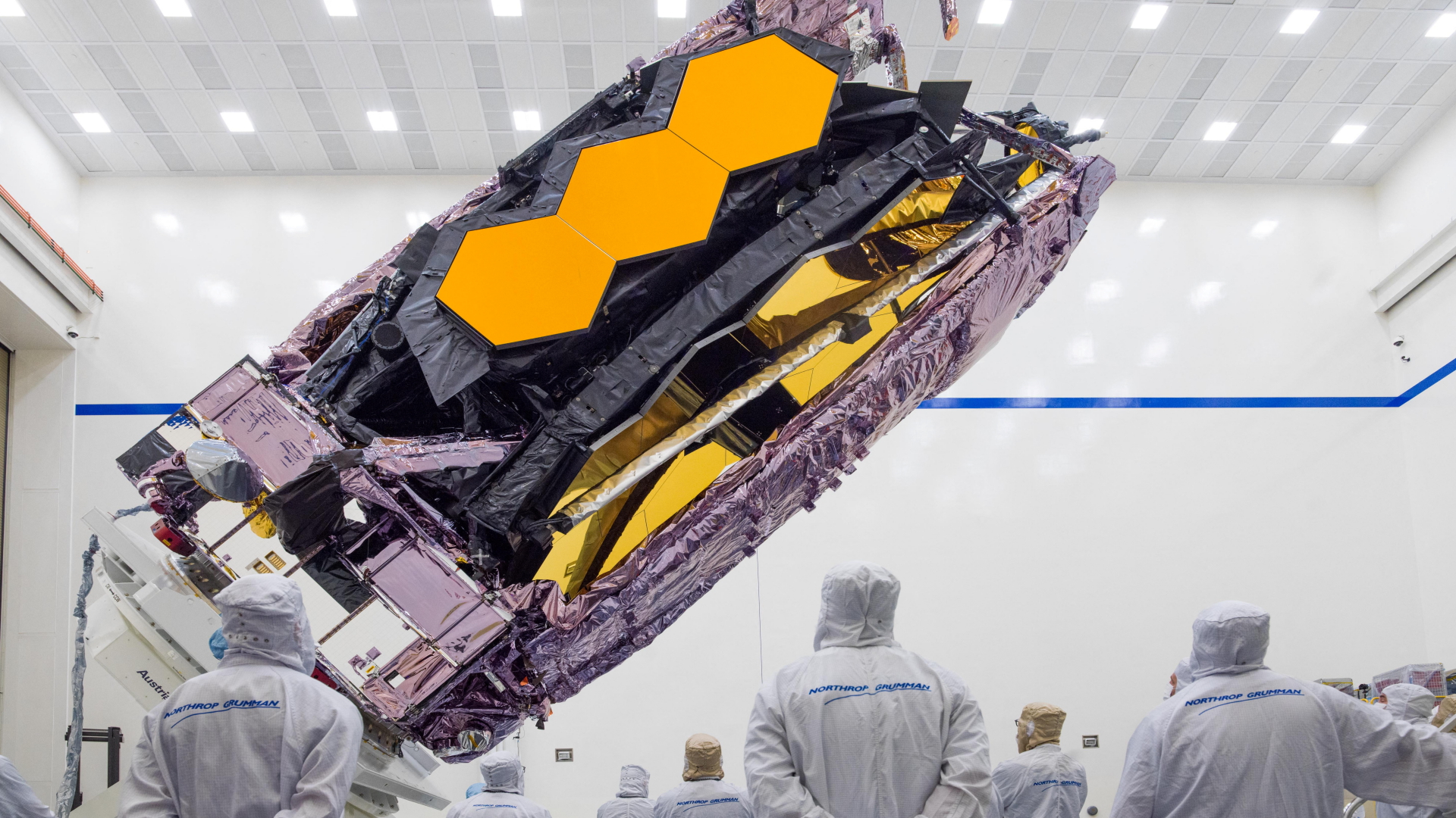 Das James-Webb-Teleskop wird für den Transport in der Ariane-5-Rakete vorbereitet | via REUTERS