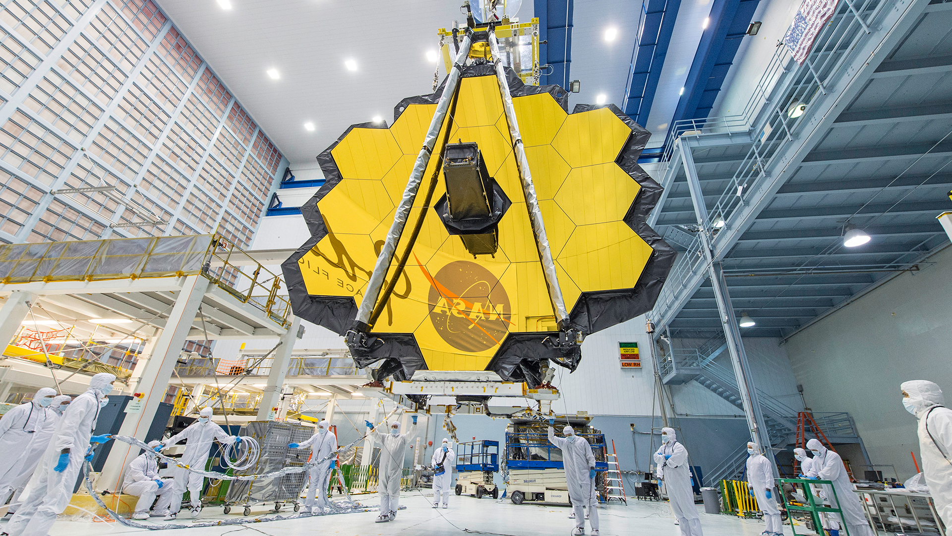 Techniker, die die Spiegelbaugruppe des "James Webb"-Teleskops im Goddard Space Flight Center der NASA anheben.  | Uncredited/NASA/AP/dpa