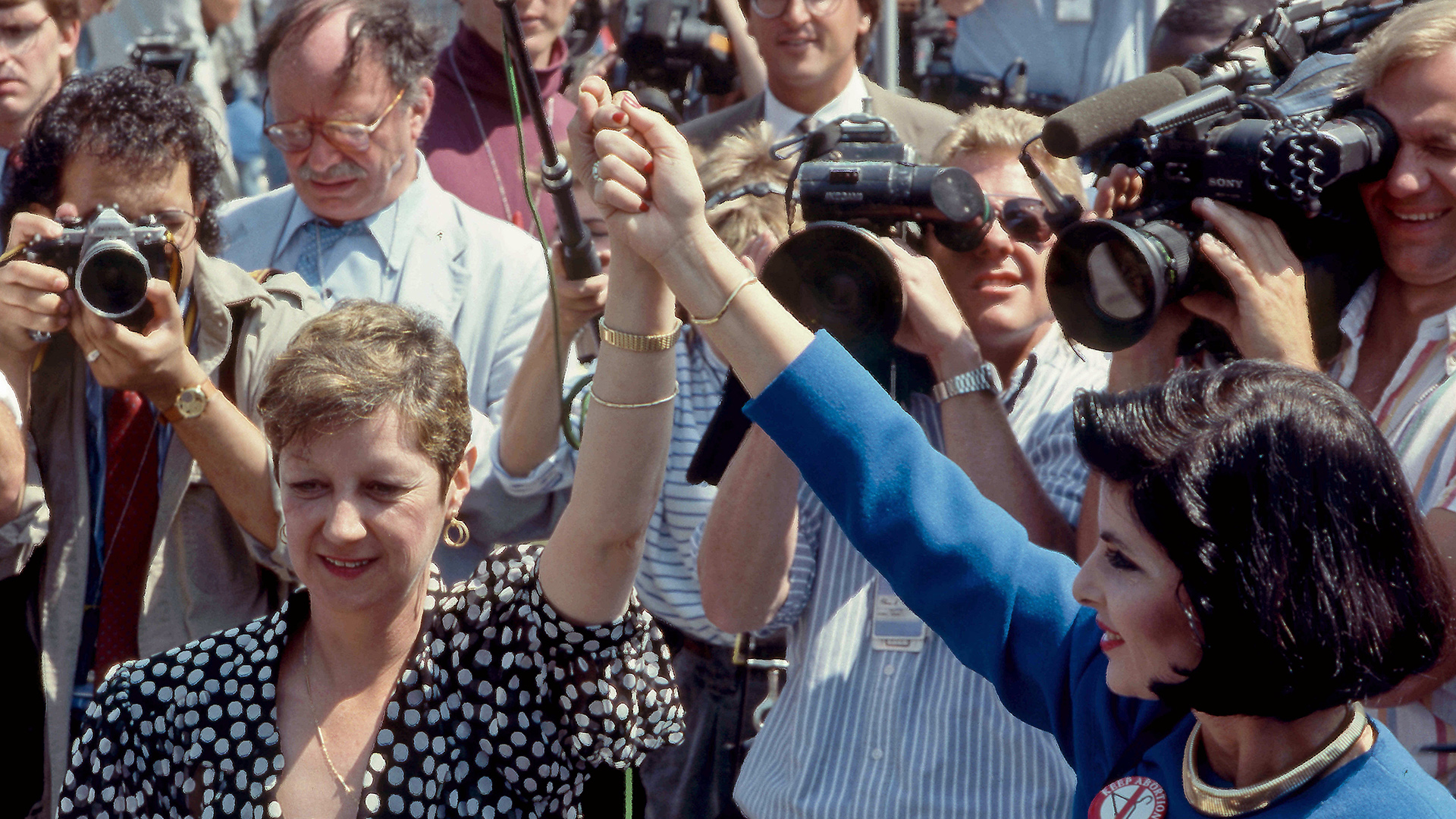 Ein Archivfoto vom 26.04.1989 zeigt Norma McCorvey (Pseudonym Jane Roe) mit ihrer Anwältin Gloria bei einer Protest-Demonstration vor dem Obersten Gericht in Washington, USA.  | picture alliance / Mark Reinstei